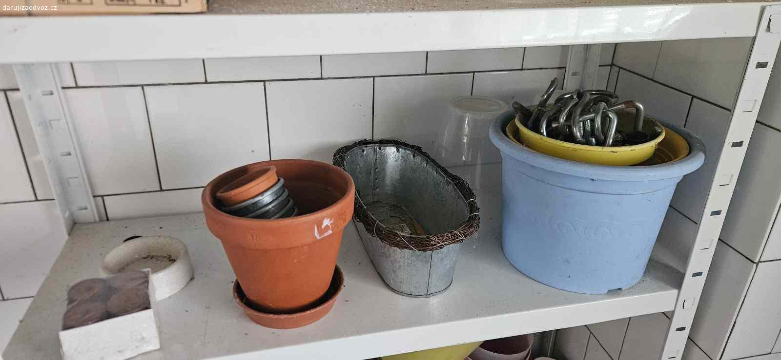 Květináče,  truhlíky,  podmisky. Daruji za odvoz spoustu květináčů, truhlíků, podmisek atd. Podmínkou je odběr všeho.