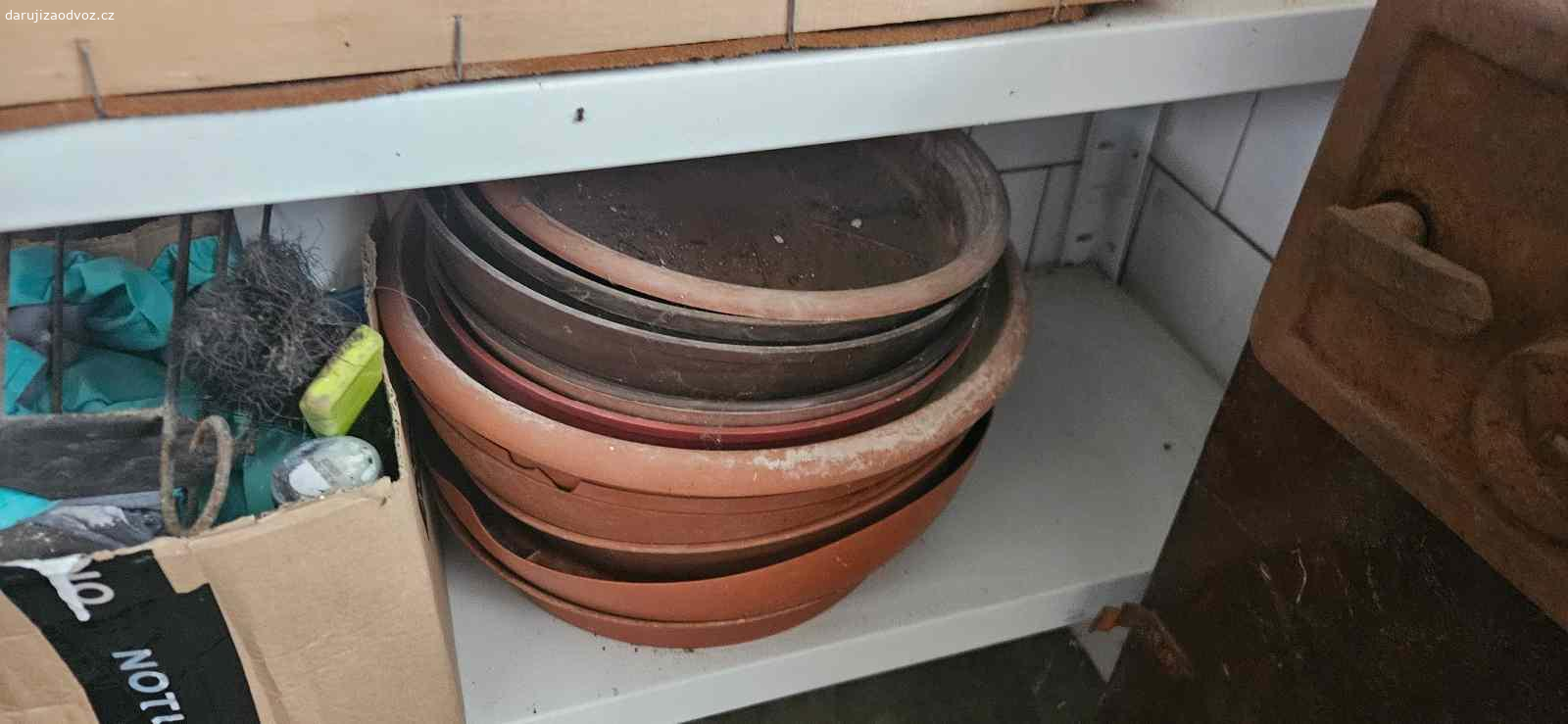 Květináče,  truhlíky,  podmisky. Daruji za odvoz spoustu květináčů, truhlíků, podmisek atd. Podmínkou je odběr všeho.