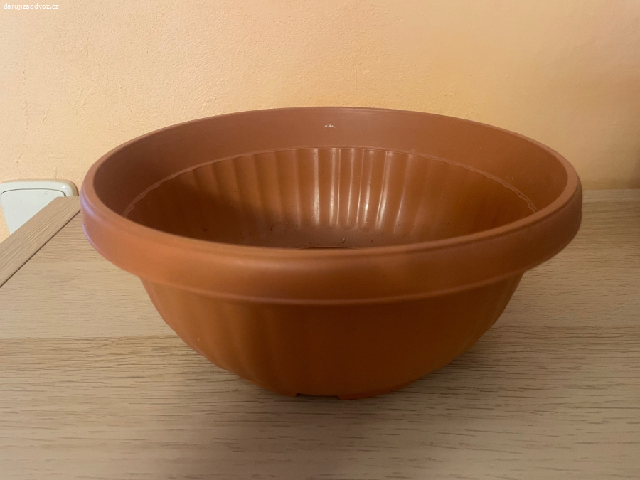 Plastový květník - průměr cca 24 cm