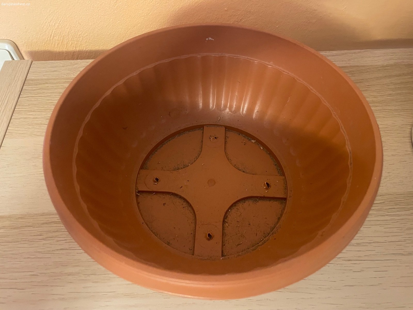 Plastový květník - průměr cca 24 cm. Daruji plastový květník - průměr cca 24 cm. K vyzvednutí po předchozí domluvě na Praze 4. Lze zaslat i Zásilkovnou při platbě předem. Daruji další věci za ODVOZ viz. inzeráty!