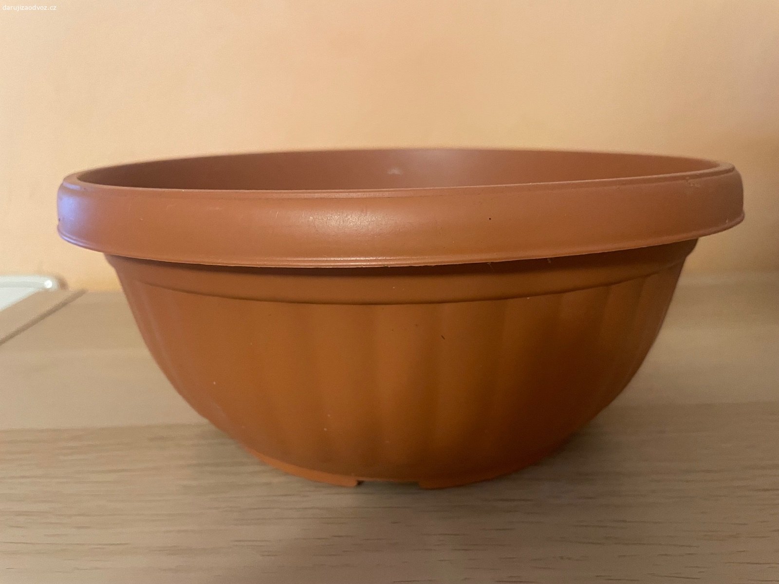 Plastový květník - průměr cca 24 cm. Daruji plastový květník - průměr cca 24 cm. K vyzvednutí po předchozí domluvě na Praze 4. Lze zaslat i Zásilkovnou při platbě předem. Daruji další věci za ODVOZ viz. inzeráty!