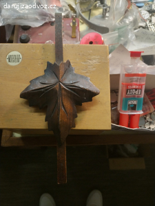 Kyvadlo a horní vyřezávaná část