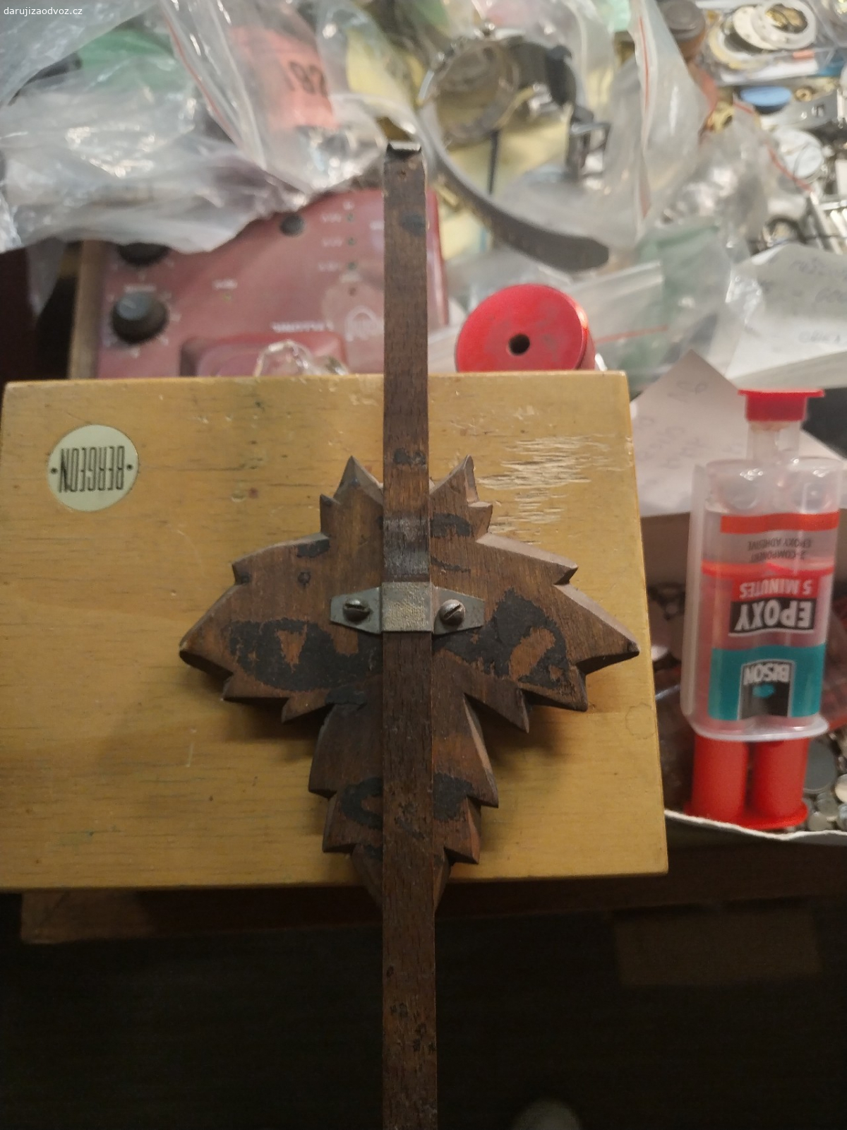 Kyvadlo a horní vyřezávaná část. Scháním na Ostravské kukačky kyvadlo a horní vyřezávanou část.