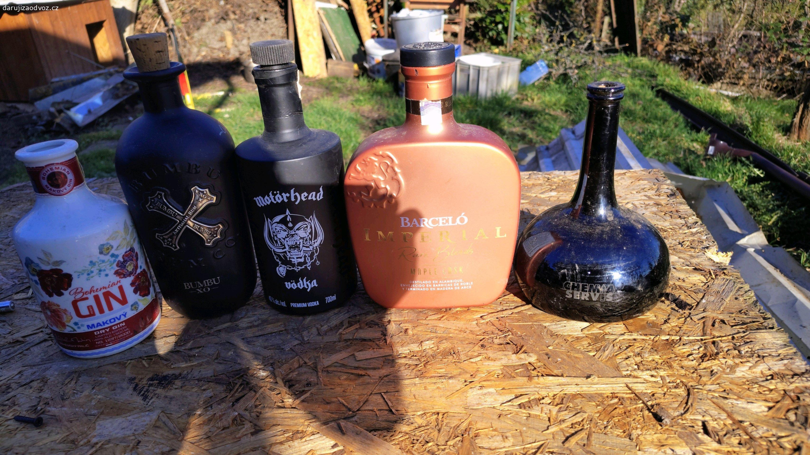 lahve na dekoraci. obaly od alkoholu třeba se někomu hodí