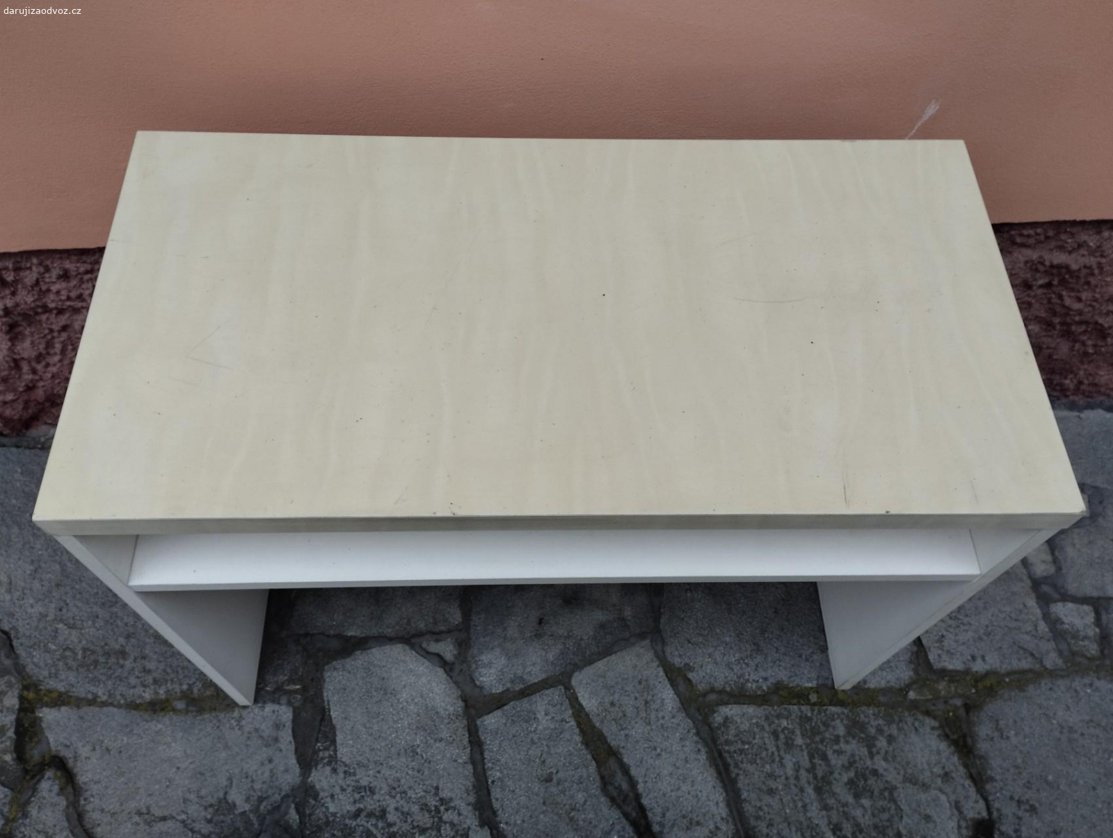 Lakovaný stolek. Používaný jako toaletní stolek.