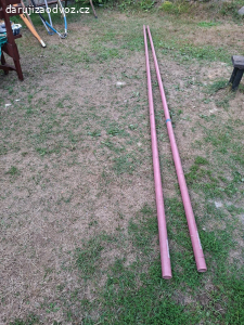 laminátové stěžně a hliníkové ráhno.