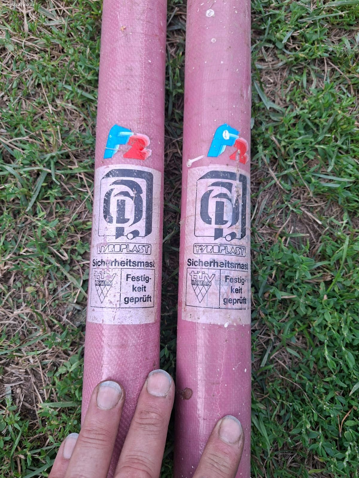 laminátové stěžně a hliníkové ráhno.. Daruji za odvoz 2 laminátové stěžně a rozměr: 
délka 4,5m
Vnější průměr dole cca 5cm
Vnější průměr nahoře cca 3cm
+ K tomu hliníkové ráhno ve stavu viz foto... Kdyby byl zájem.