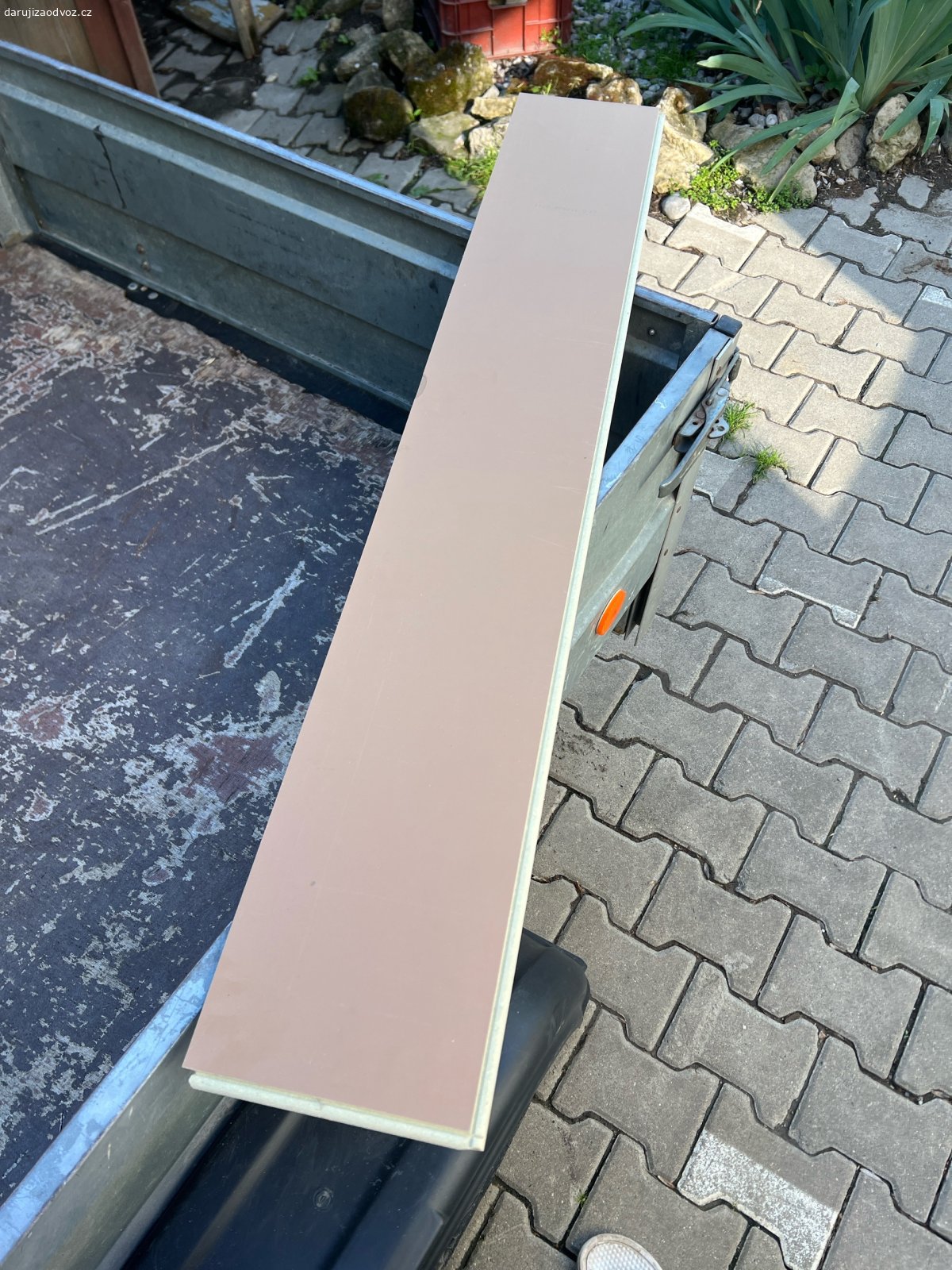Lamino 18m2 za odvoz. Daruji za odvoz přibližně 18-20m2 použitou a již demontovanou laminátovou podlahu. 

Zámky u většiny jsou v pořádku.