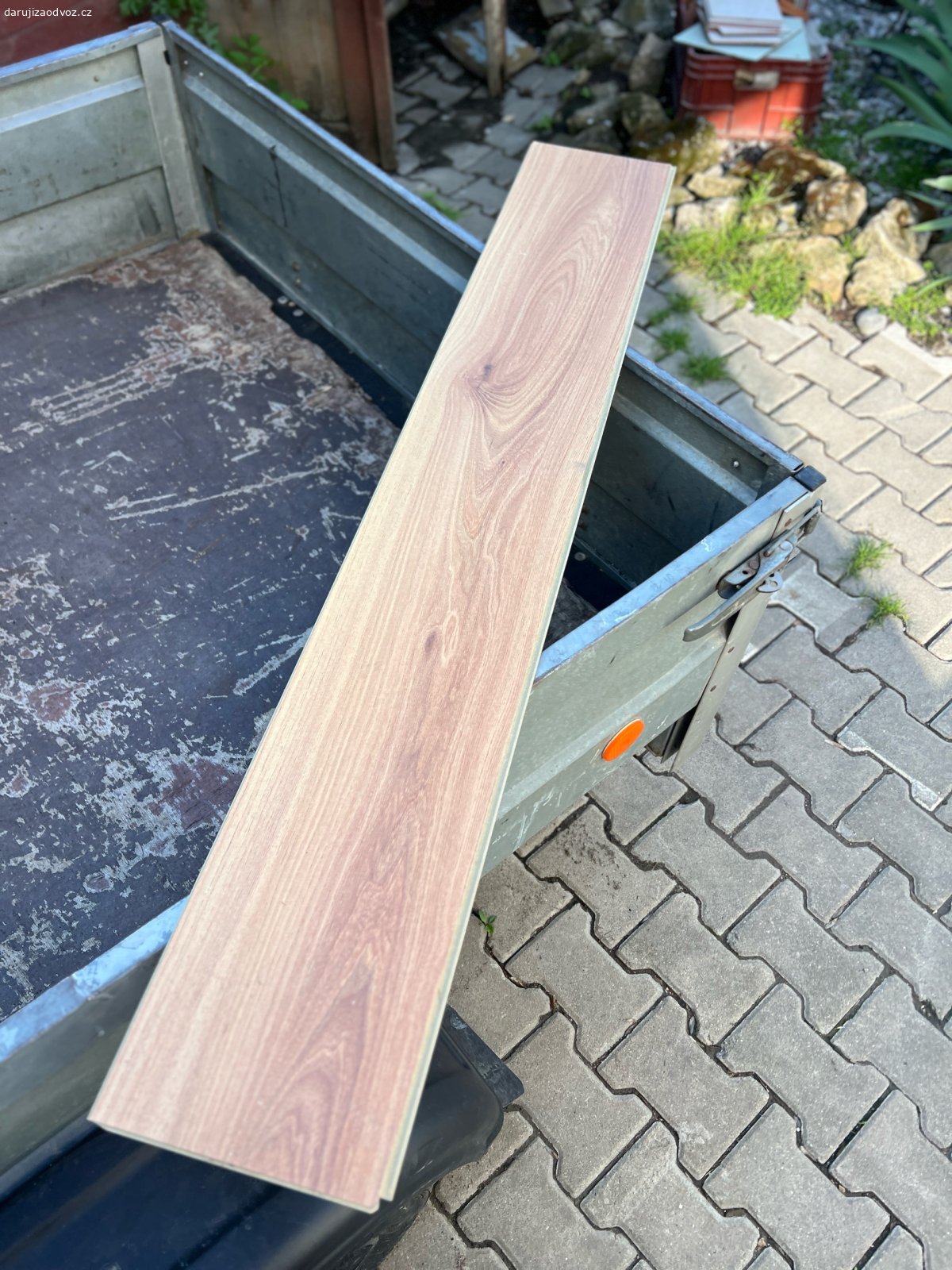 Lamino 18m2 za odvoz. Daruji za odvoz přibližně 18-20m2 použitou a již demontovanou laminátovou podlahu. 

Zámky u většiny jsou v pořádku.