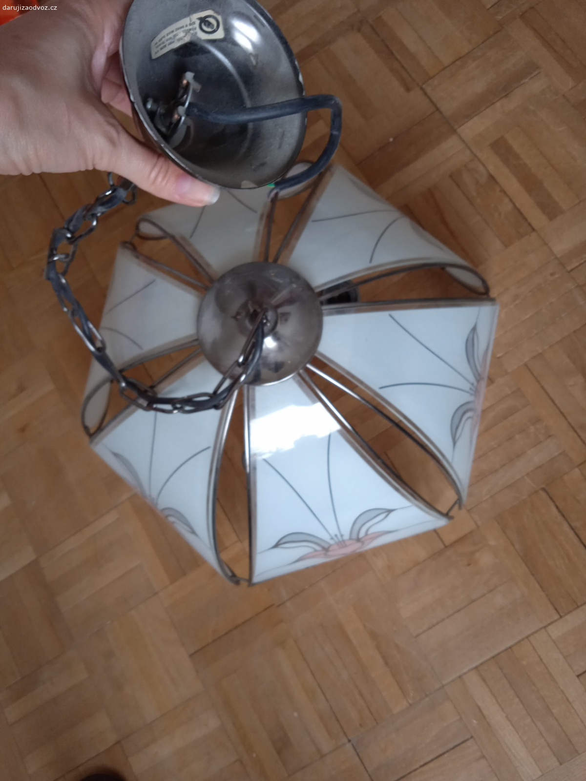 lampa sklo kov kvety. darujem vacsiu lampu so sklenym tienidlom, prevzatie na ulici Nosicka v Prahe 10.