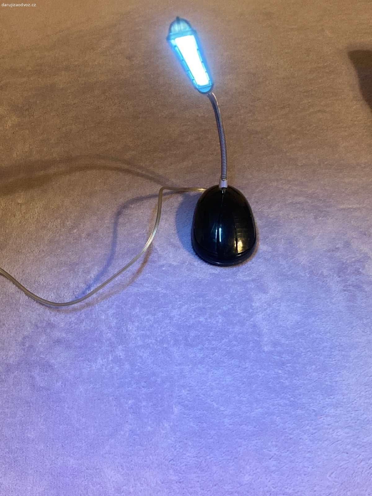 Lampička na USB. Daruji za odvoz, funkční, pružné rameno.