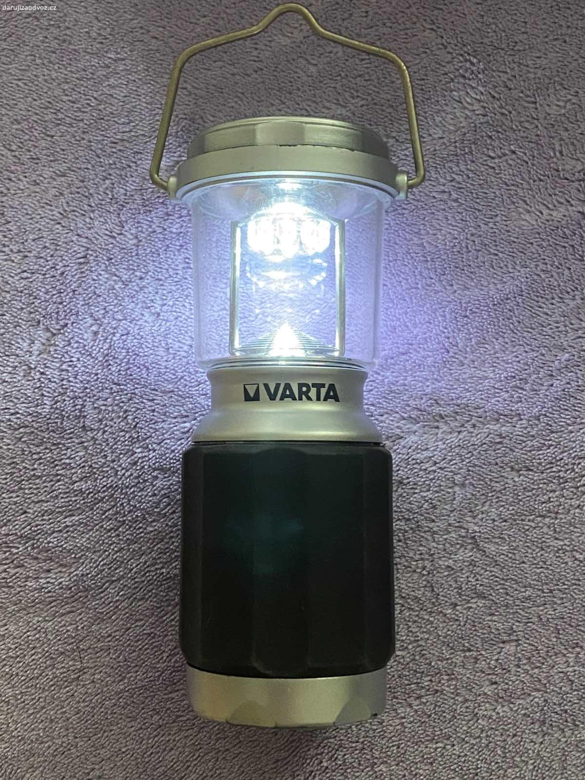 Lampička Varta na baterie. Daruji za odvoz, na 4x baterie AA, funkční.