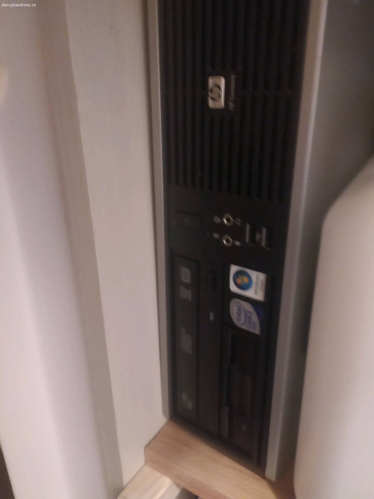 Laserová tiskárna, LCD, PC. Laserová tiskárna Brother plně funkční, nutno doplnit toner, nicméně ještě tiskne. 
LCD monitor nebo televize s připevněním na zeď, počítač velmi slabý, klávesnice. Vše funkční kromě PC, hodně špatně načítá.

Je možné vše jednotlivě, ale ten kdo bude brát tiskárnu, potřebuji, aby zbytek odvezl do sběrného dvoru. Nemám jak odvézt v případě nezájmu.