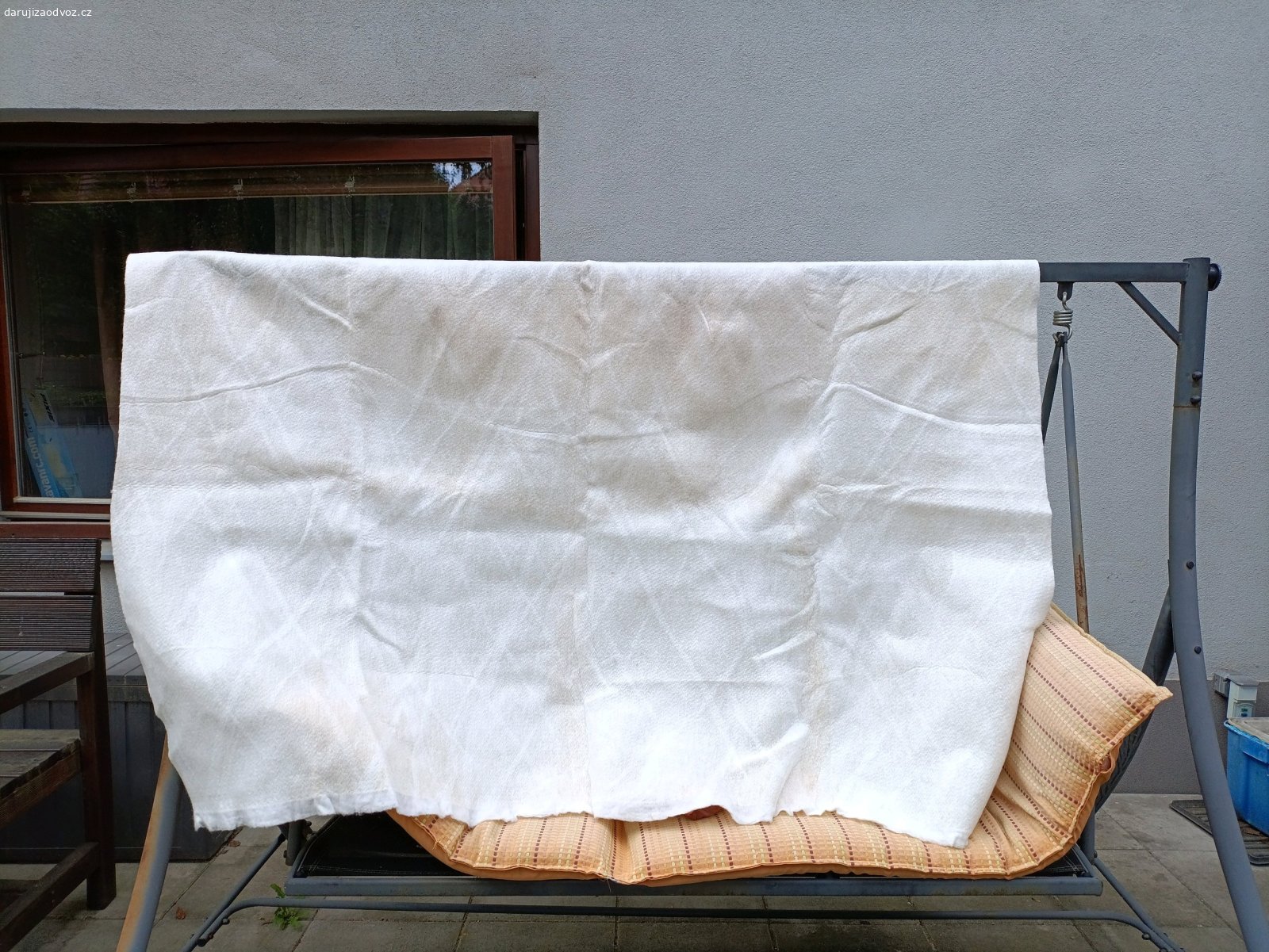Látka na zateplení bundy/deku, kufr. Látka na zateplení bundy/deku, kufr starší stylový, límeček s modra ou kožešinkou na s knoflíkovými dírkami.