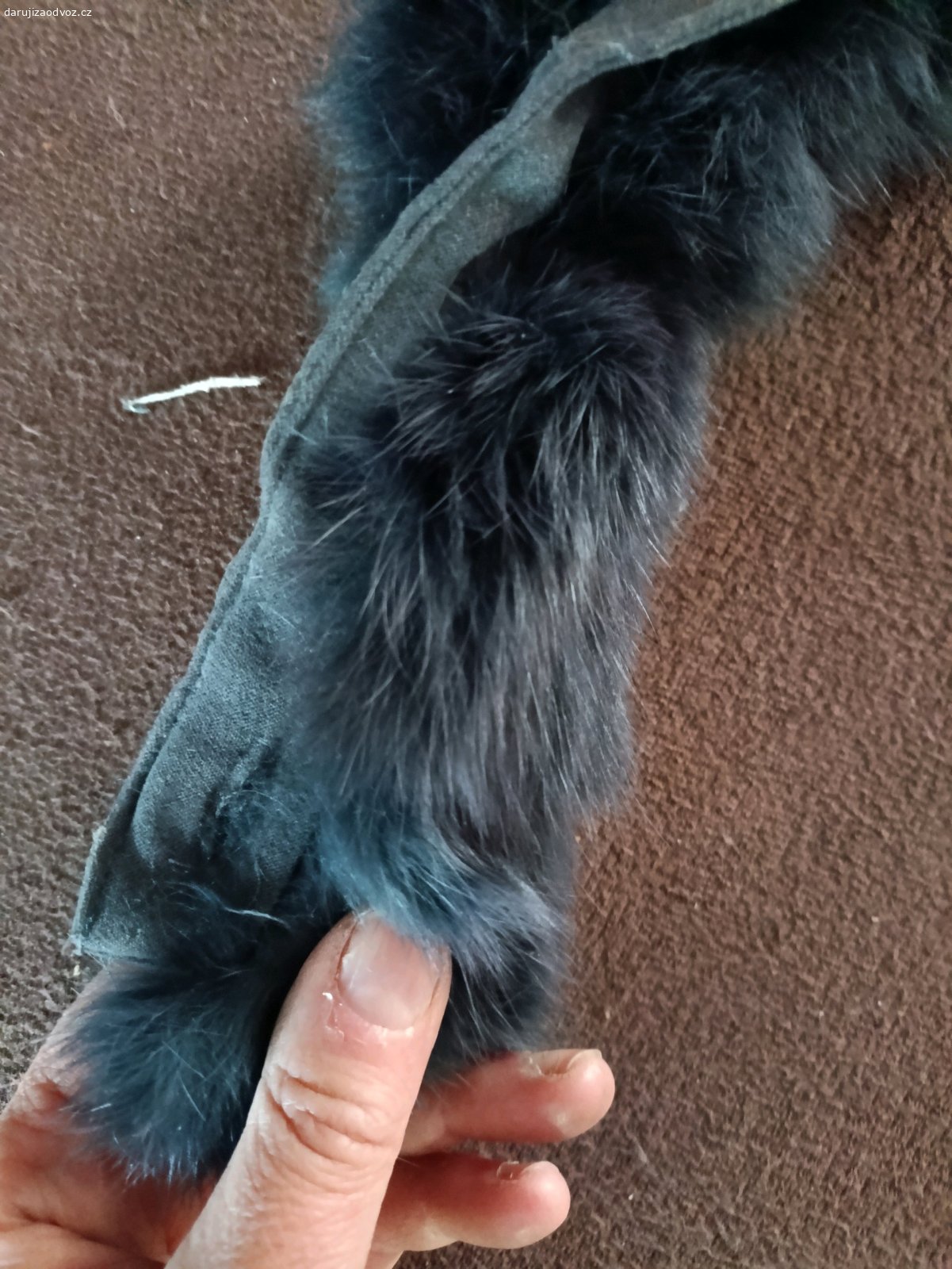 Látka na zateplení bundy/deku, kufr. Látka na zateplení bundy/deku, kufr starší stylový, límeček s modra ou kožešinkou na s knoflíkovými dírkami.