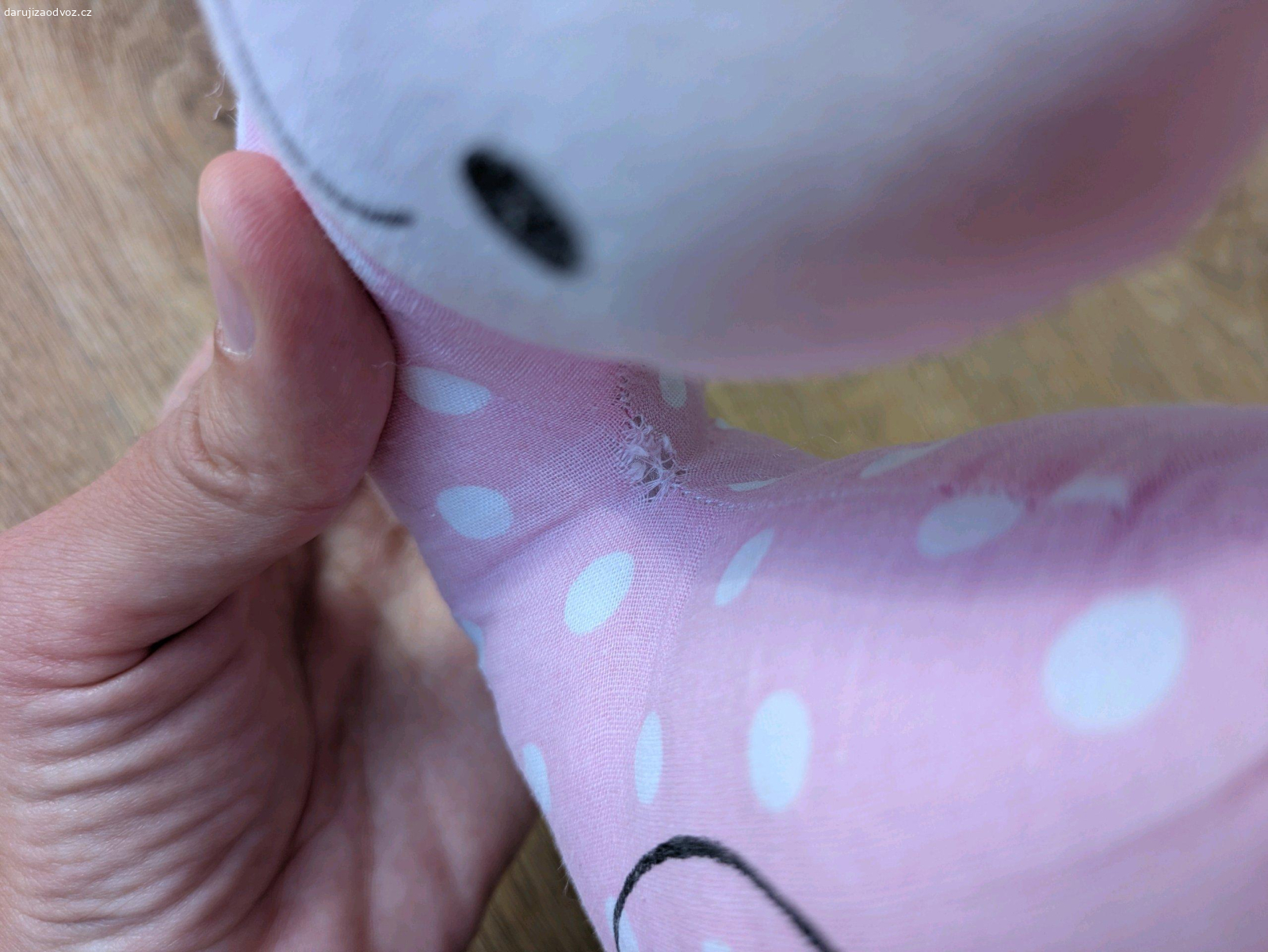 Látkový Slimák/Šnek. Iba ležal na poličke, ale vyprala som ho (v ultra sensitive prášku) a po vypratí sa začal v záhybe párať, viz foto. Snáď mu ešte niekto nájde nejaké využite, je mi ľúto ho vyhodiť :)