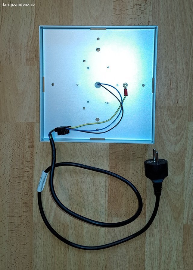 LED světlo na 220V. Daruji plně funkční LED světlo, 16W, 1400 lumenů, teplota 3000K, připojitelné přímo na fázové napětí 220V. Prosím nežádejte o zaslání.