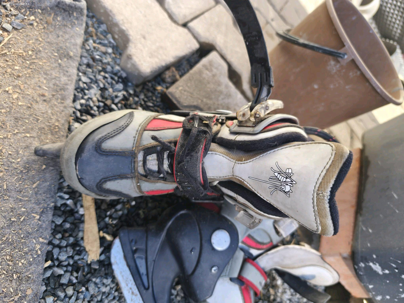 Lední brusle vel. 31-33. darujeme za odvoz brusle na led, vel 31-33. posuvné. Rez, potřeba obrousit a vyprat. nalezené ve sklepě. ještě mohou posloužit