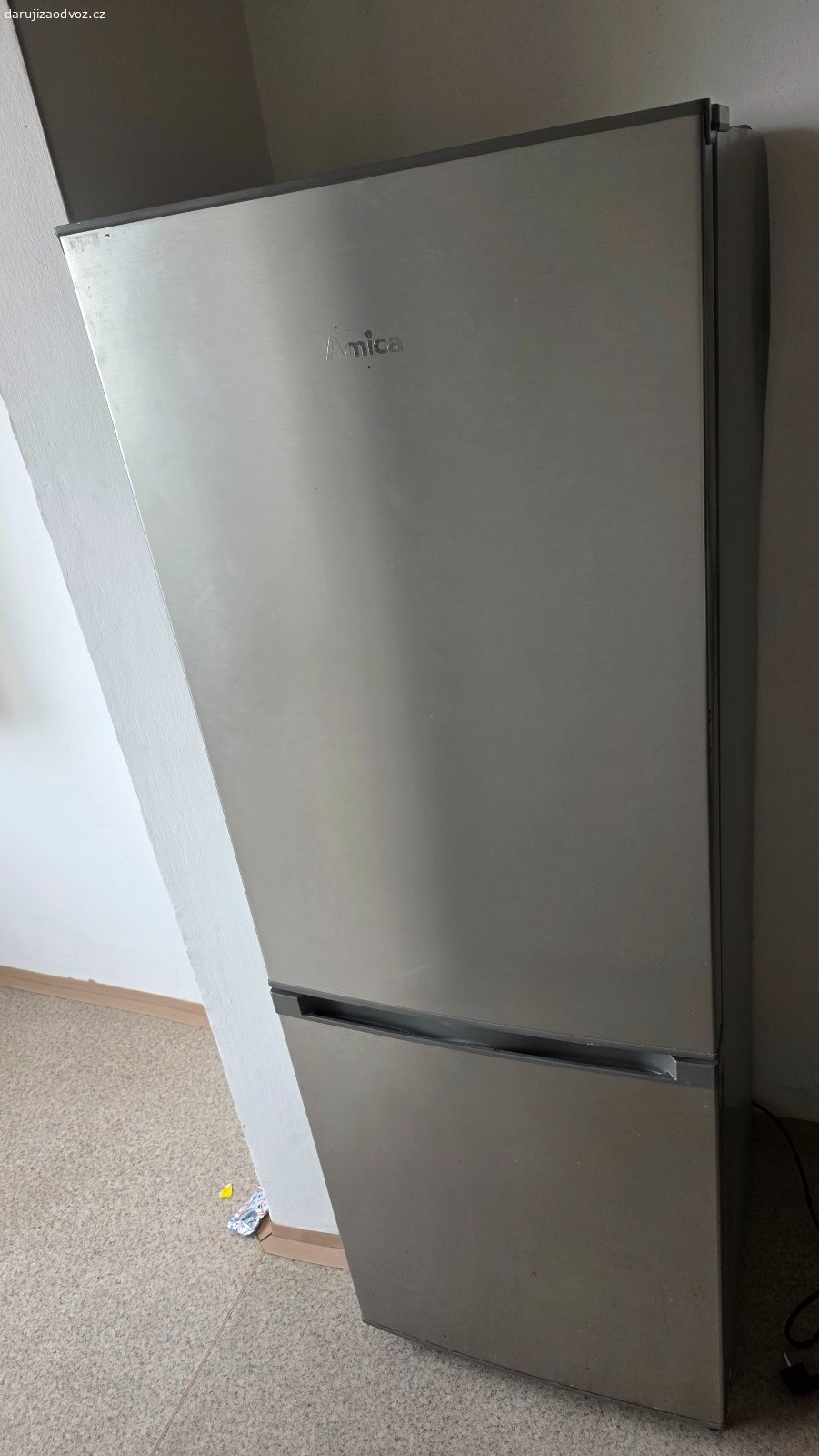 Lednice Amica. Daruji za odvoz lednici Amica

Lednice je cca 7 let stará...v pravém zadním rohu lehká deformace, ale ničemu nevadí...viz foto

Funkční,  jen chce asi umit. Rozměry 160 výška 55 šířka a 58 hloubka.

Výtah v domě je, v přízemí 4 schody.