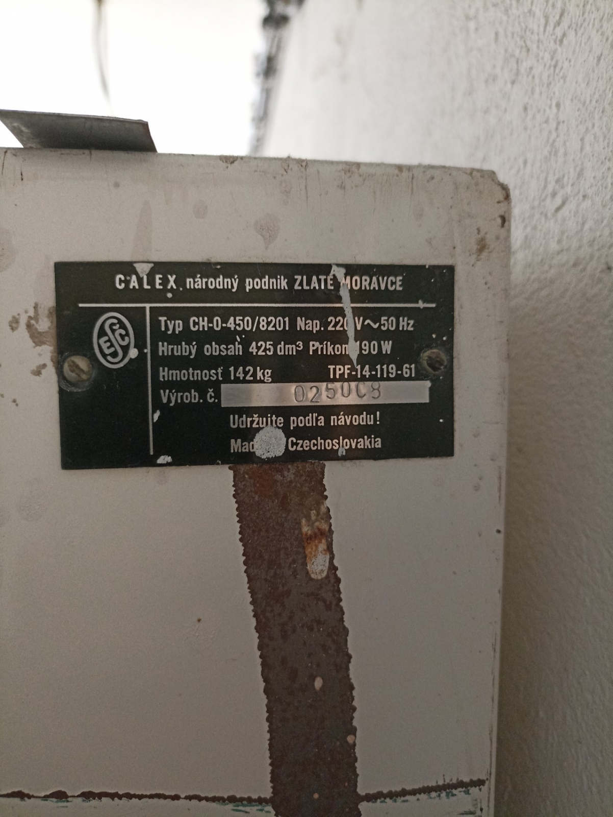 Lednice CALEX 500. Daruji velkokuchyňskou lednici CALEX 500. Vhodné např na ležení sudů piva apod. Shořel motor. Je třeba vyměnit agregát. Rozměry VxŠxH 186x70x71cm