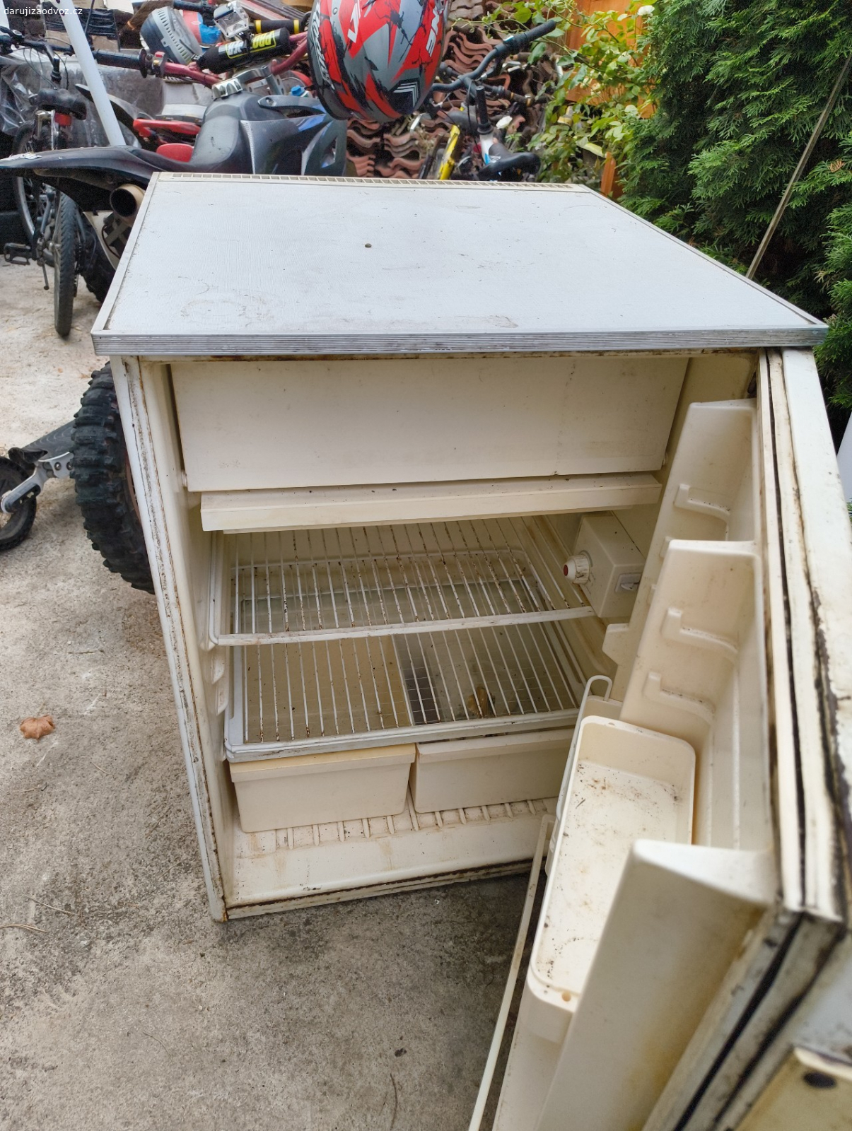 Lednice Calex. Plně funkční, potřeba vyčistit, flaška potěší