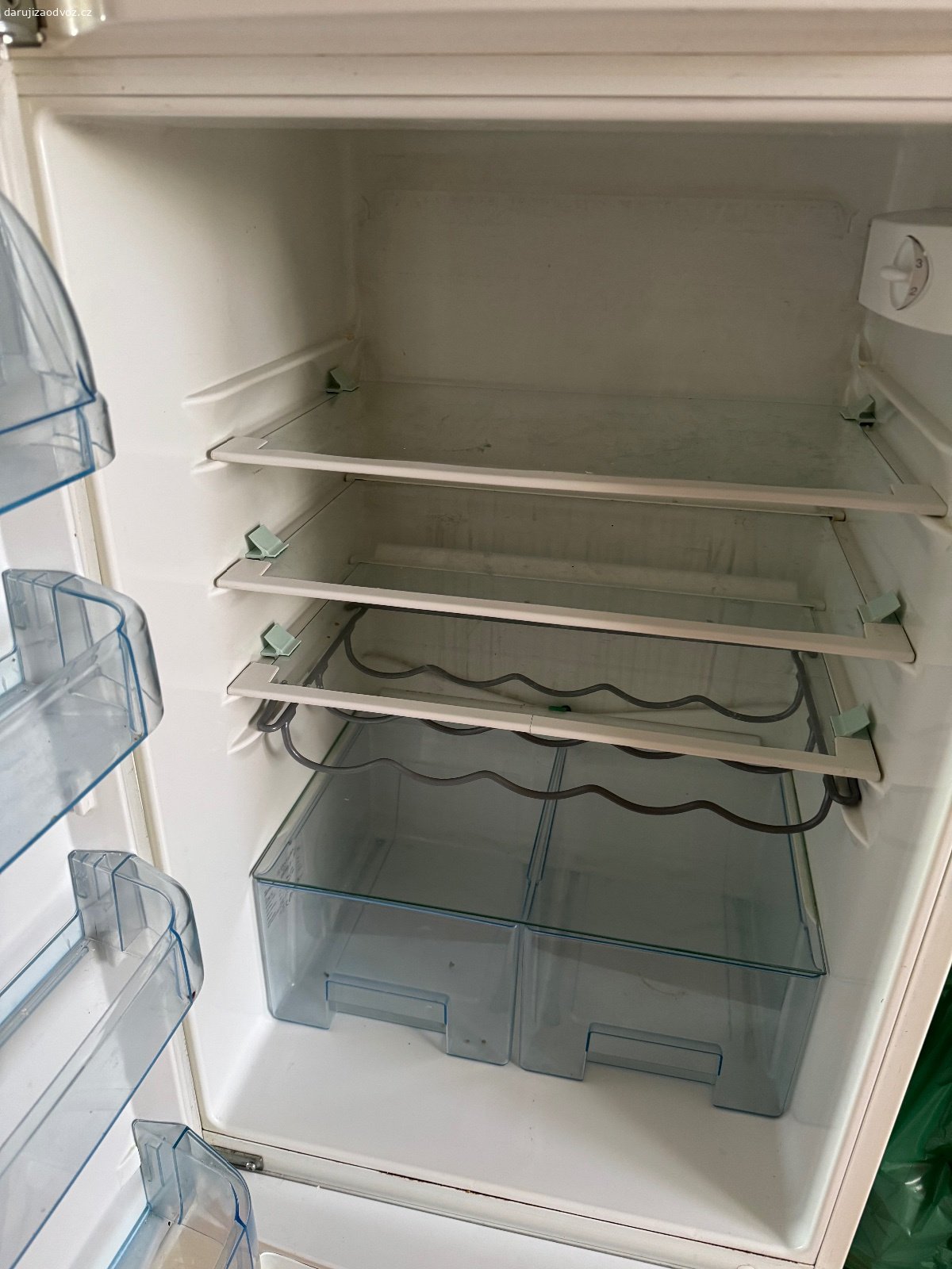 Lednice Electrolux. Zdravím 
Daruji za odvoz lednici značky Electrolux. Lednice je plně funkční, jen je starší.
Šuplíky mrazáku jsou prasklý, nemá vliv na manipulaci. 
Je nutný vlastní odvoz, se stěhováním nepomáhám.
Na čase odvozu se domluvíme.
Hezký den