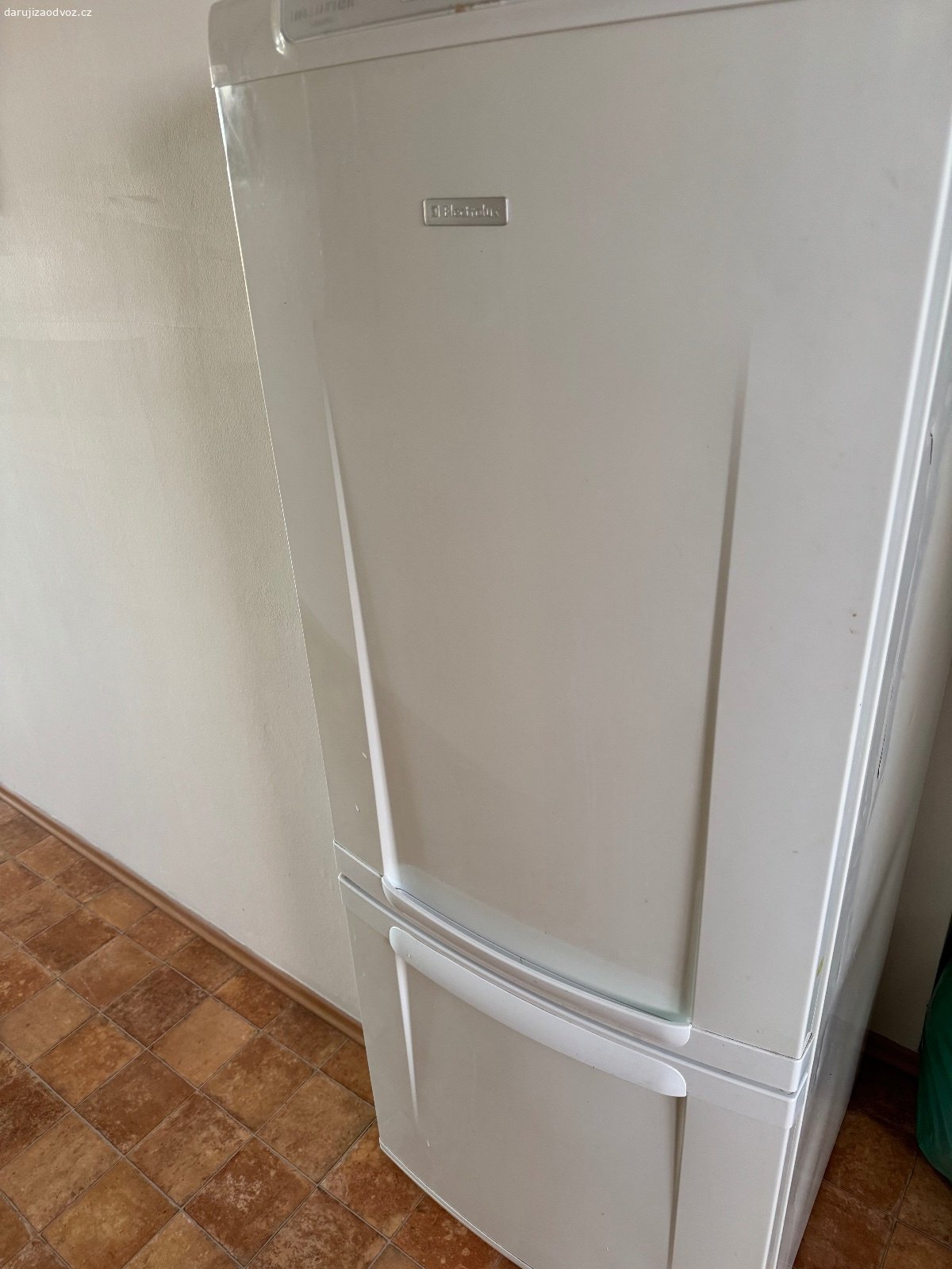 Lednice Electrolux. Zdravím 
Daruji za odvoz lednici značky Electrolux. Lednice je plně funkční, jen je starší.
Šuplíky mrazáku jsou prasklý, nemá vliv na manipulaci. 
Je nutný vlastní odvoz, se stěhováním nepomáhám.
Na čase odvozu se domluvíme.
Hezký den