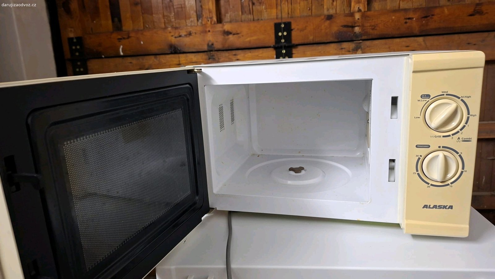 Lednice Mikrovlnka. Lednička malá funkční, stáří cca 3 roky, mikrovlnná trouba starší funkční, lze vyzvednout v odpoledních hodinách.