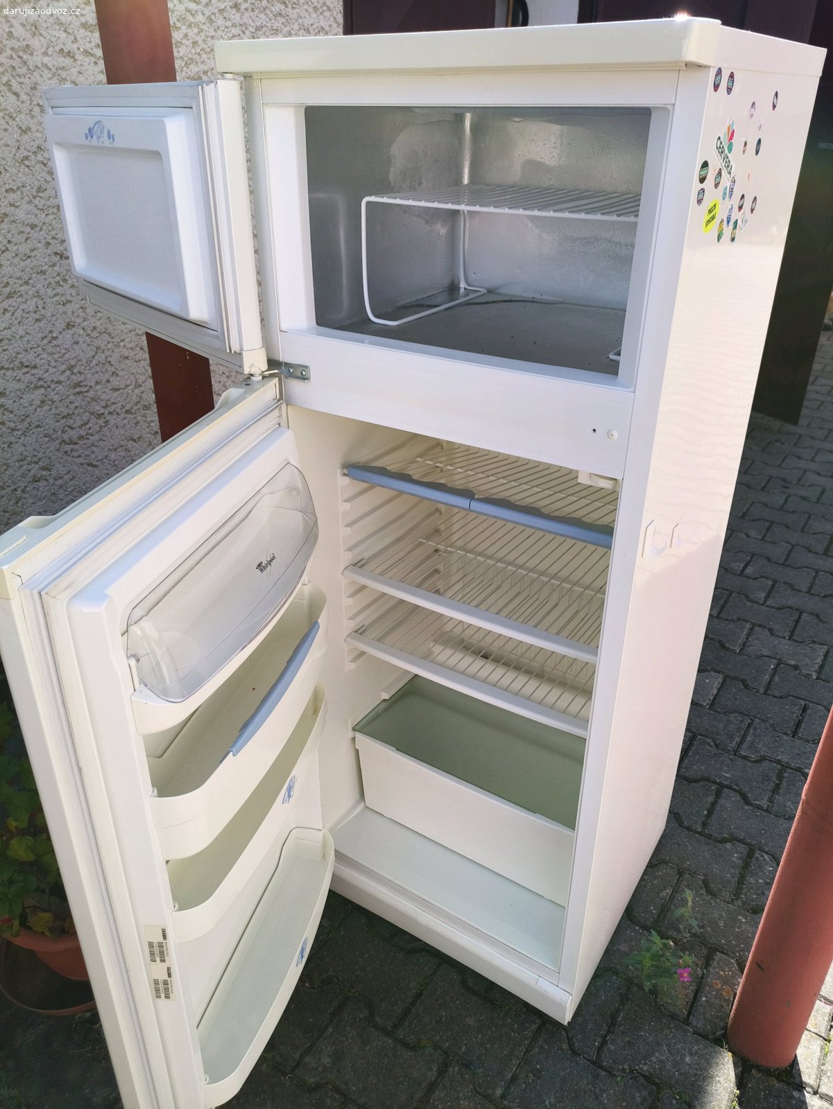 Lednice s mrazákem. Daruji starší ledničku s mrazákem Whirlpool. (všh 139x55x60 cm)