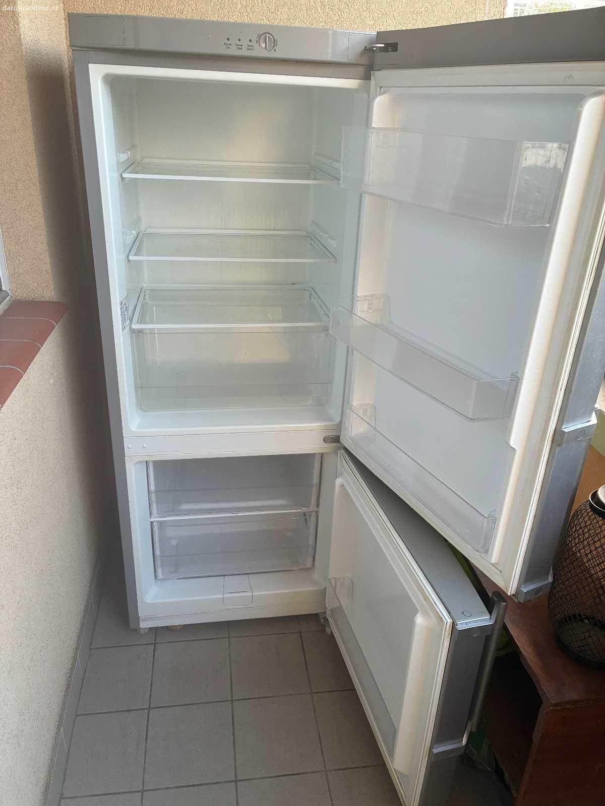 Lednice Samsung. Daruji lednici Samsung. Stále plně funkční, pouze nádobka na odkapávání by si zasloužila vyměnit.