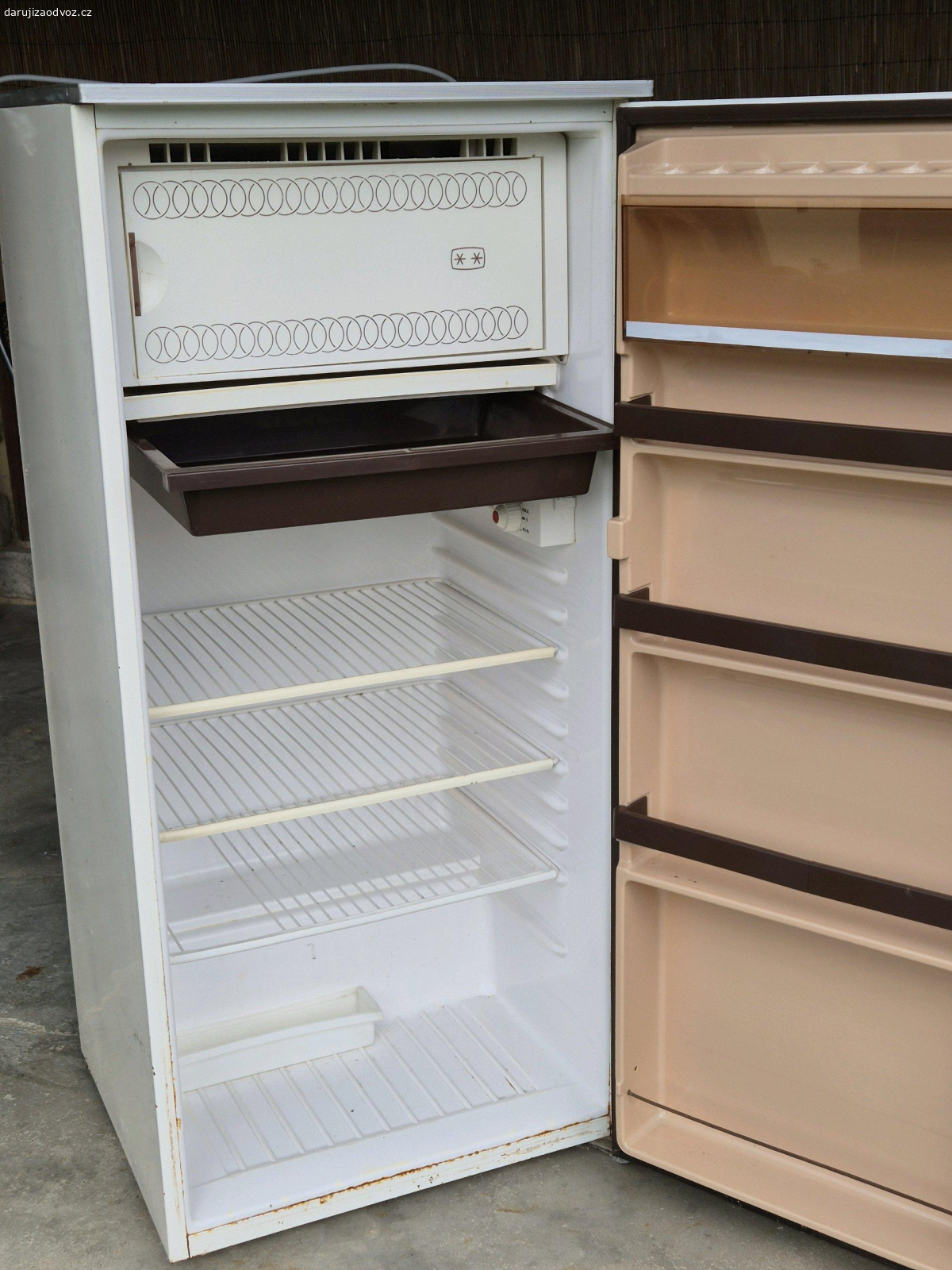 lednice za odvoz. Stará ale funkční.
bud na zahradu nebo do sběru.