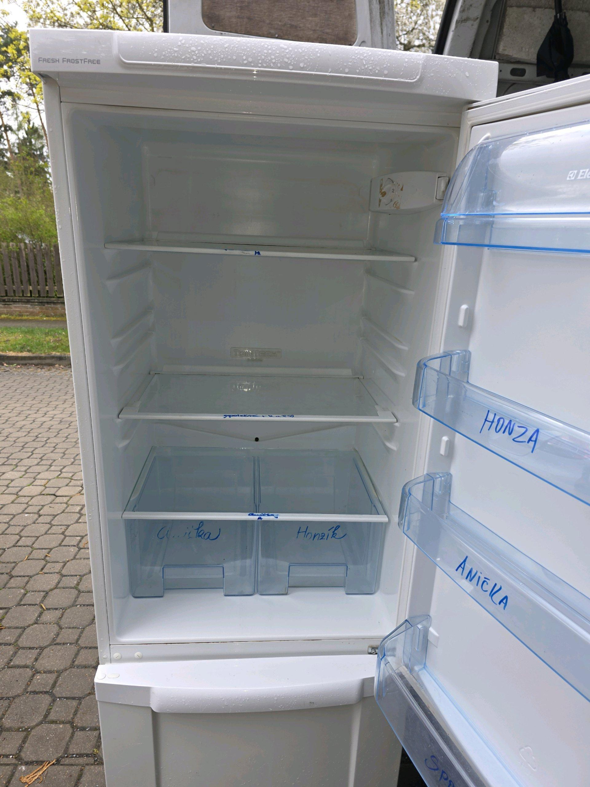 Lednice. Za odvoz tato lednice.
Spíše na chatu nebo dílny.
Mrazák mrazí, lednice chladí, jen vpravo dole u zeleniny mrazí. 
Kdo si dříve přijede, toho je.