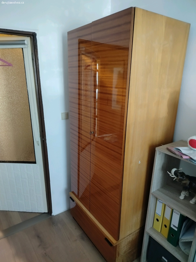 leštěná šatní skříň