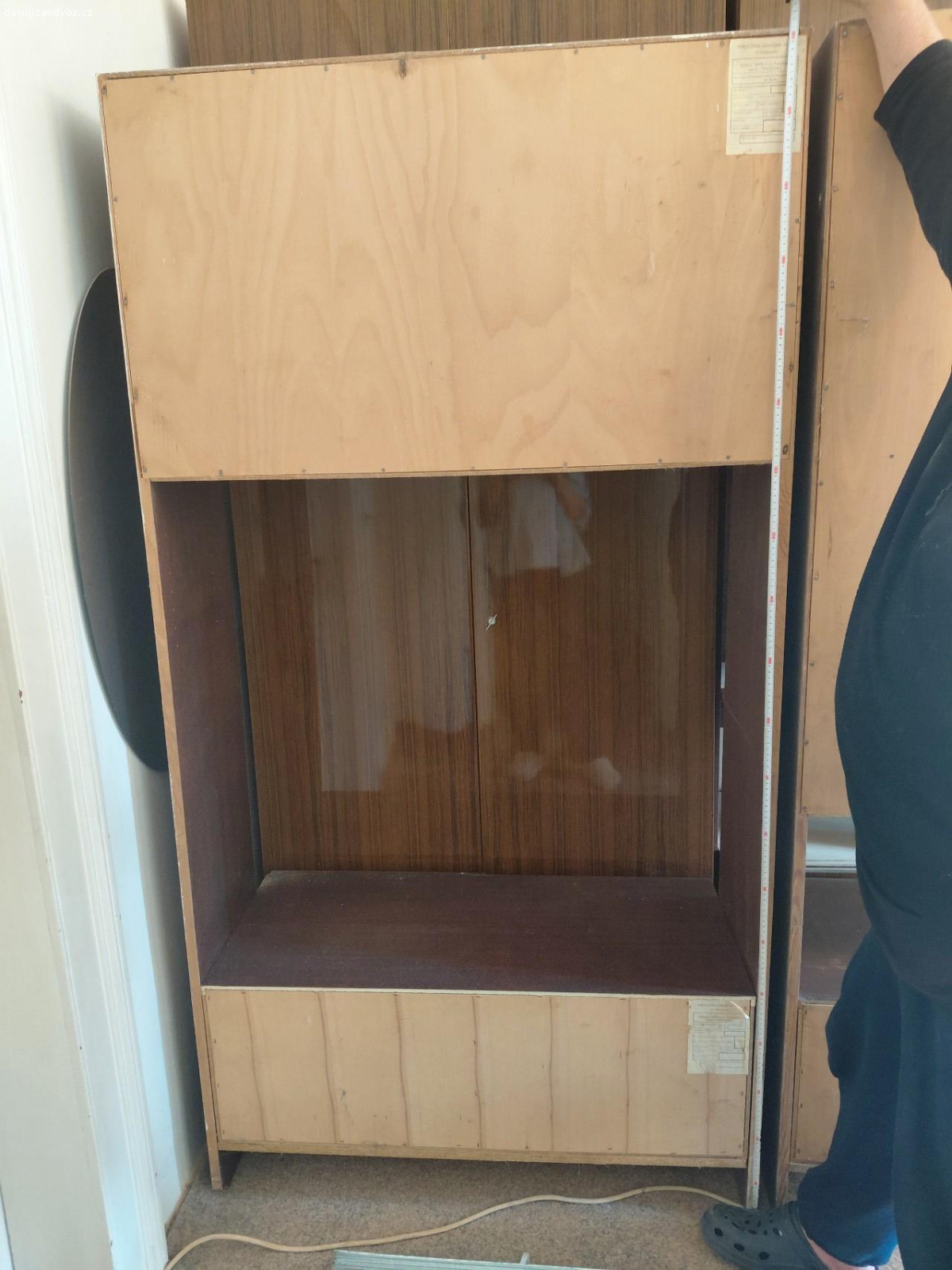 leštěné skříně. daruji za odvoz leštěný nábytek obývací stěna