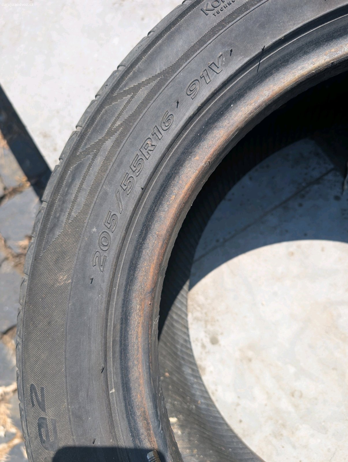 Letní pneumatika 205/55/r16. Dobrý den, daruji pneu v hezkém stavu se slušným vzorkem. Potěší kg zrnkové kávy, není podmínkou.