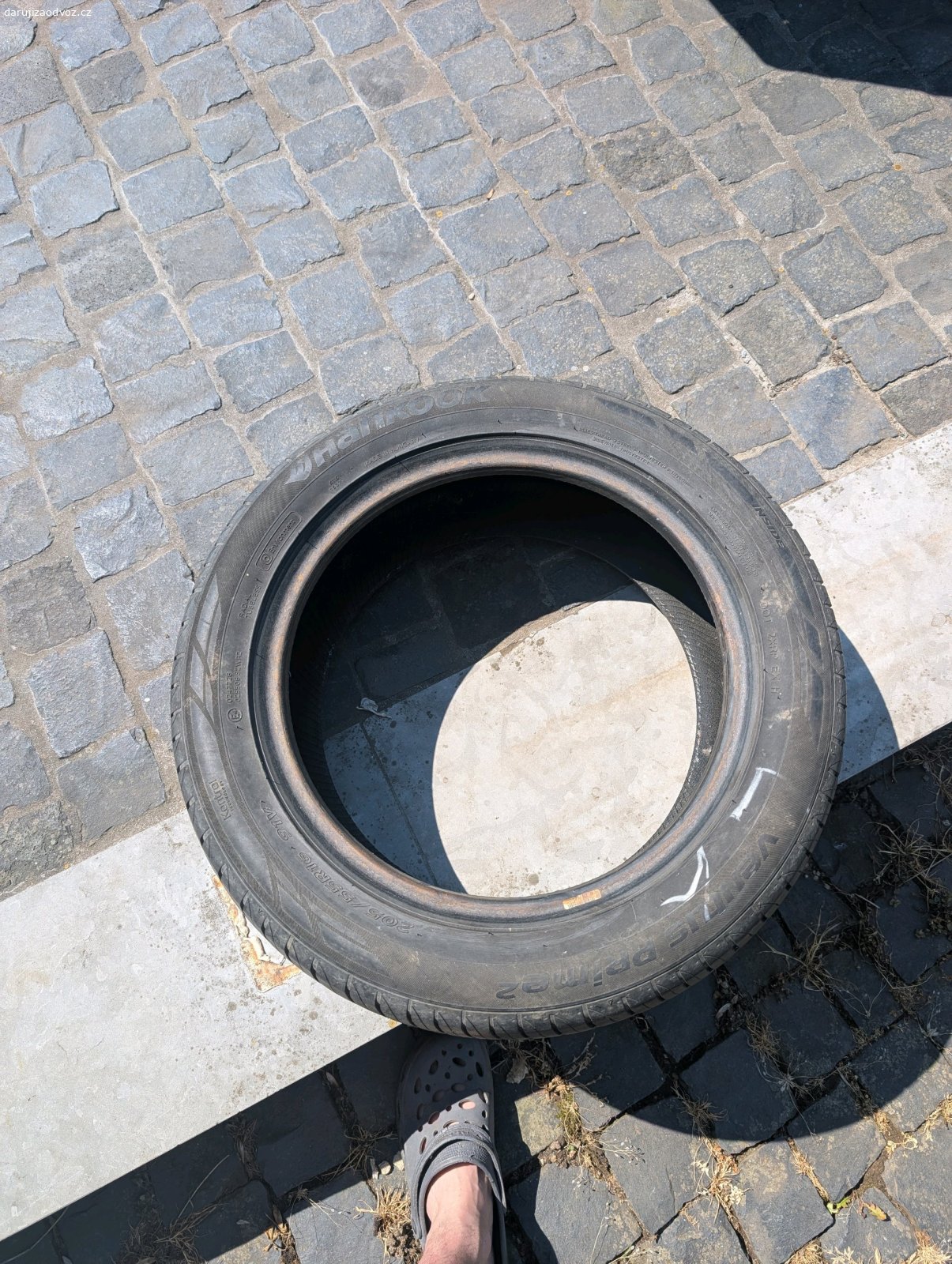 Letní pneumatika 205/55/r16. Dobrý den, daruji pneu v hezkém stavu se slušným vzorkem. Potěší kg zrnkové kávy, není podmínkou.