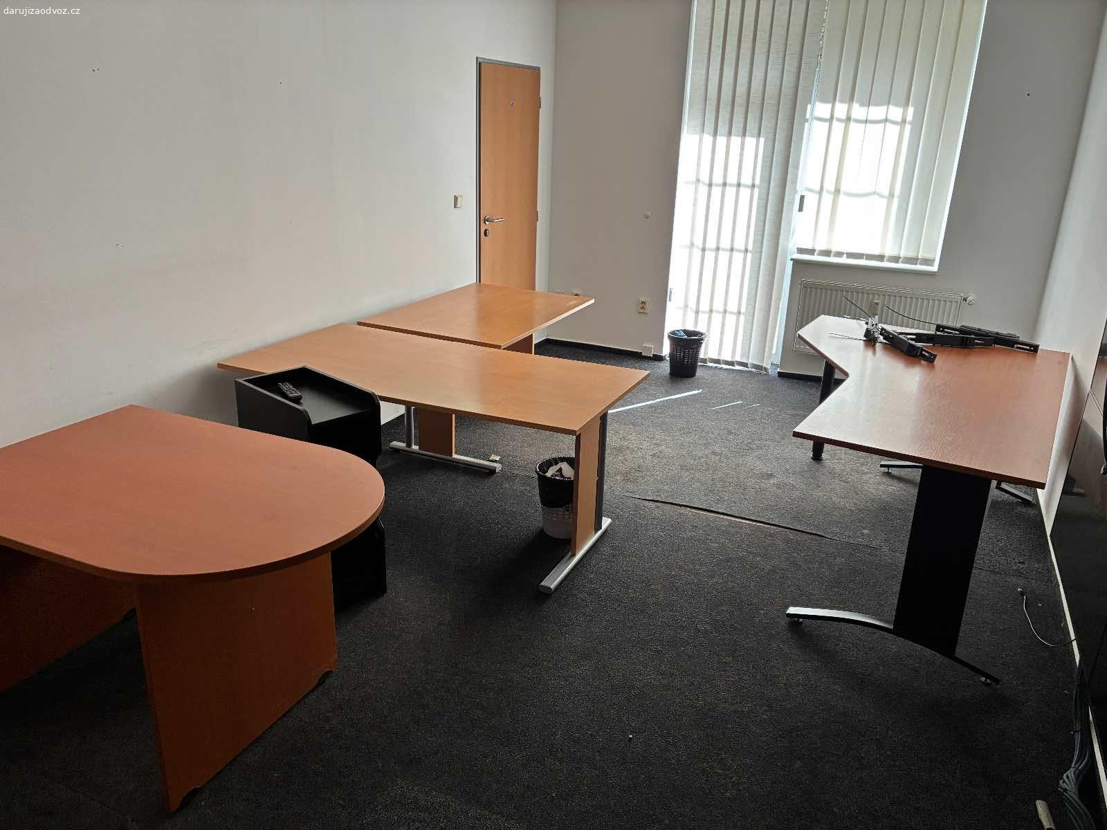 ZMENA TERMINU Likvidace-spoustu nábytku zdarma. Zdarma, k odběru 27.4. 9-12h, 28.4.2026 9-14h. Nerezervuju, nemerim, nepomaham. Vemte si nářadí na demontáž. Kdo dřív přijde, ma vetsi vyber. Je toho mnohem vic nez na fotkách. Adresa Pláničkova 442/1 Praha 6.