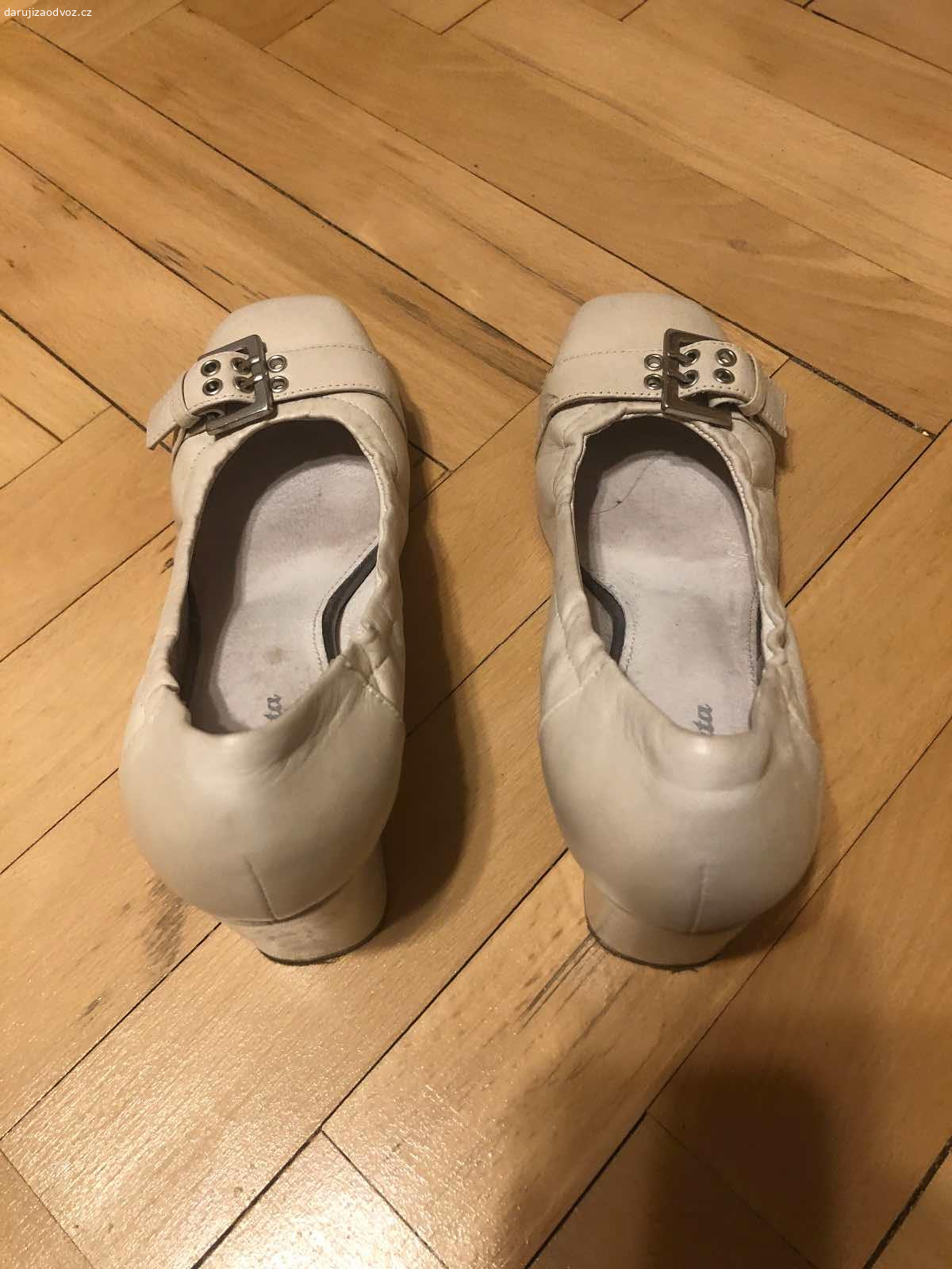 Dámské lodičky - velikost 37. Daruji dámské lodičky, velikost 37. K vyzvednutí po předchozí domluvě v Praze nebo středočeský kraj - Beroun, Nižbor, Zbečno. Daruji další věci za ODVOZ viz. inzeráty!