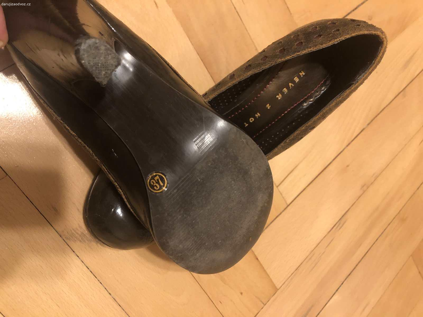 Dámské lodičky - velikost 37. Daruji dámské lodičky, velikost 37. K vyzvednutí po předchozí domluvě v Praze nebo středočeský kraj - Beroun, Nižbor, Zbečno. Daruji další věci za ODVOZ viz. inzeráty!