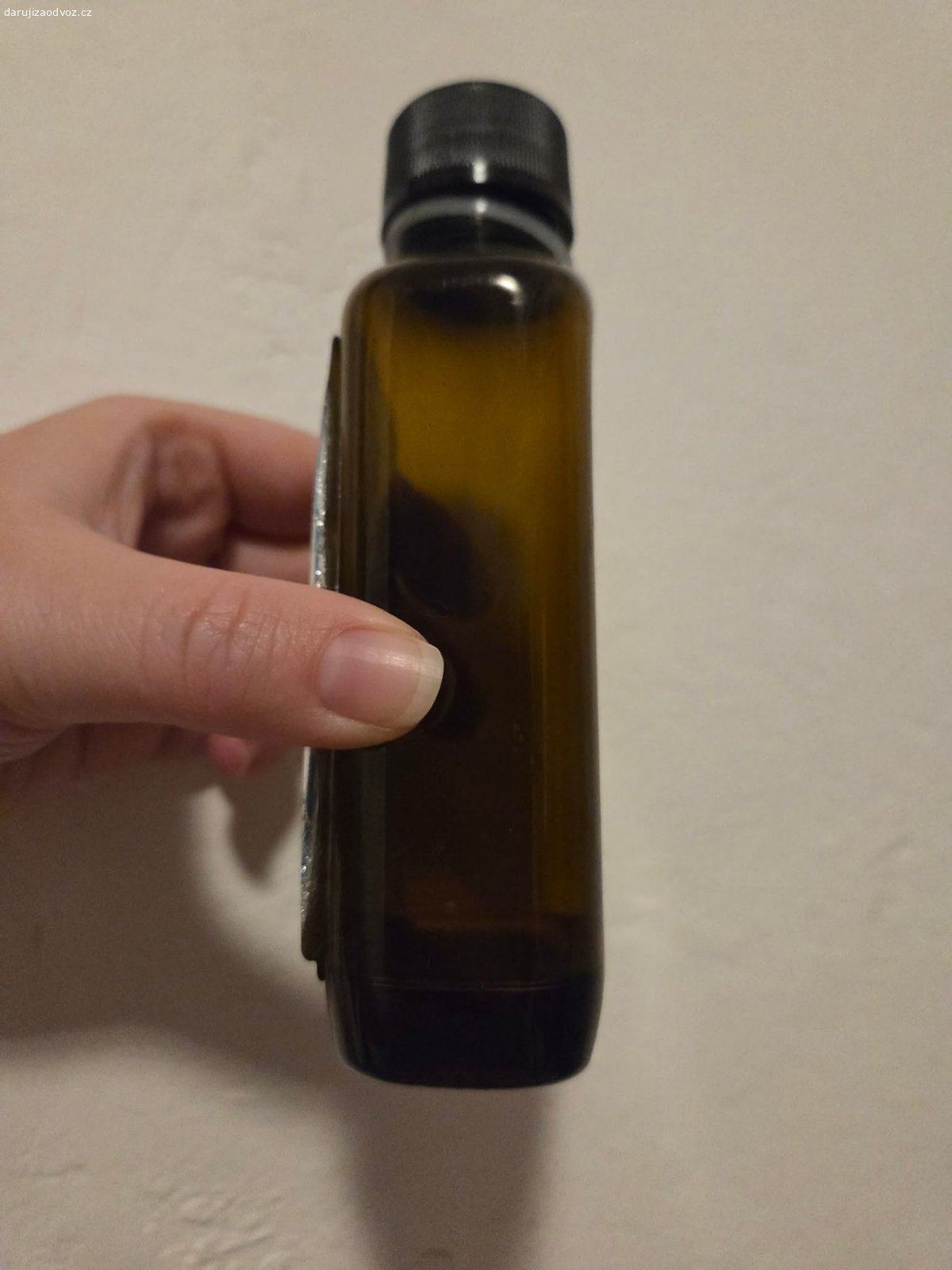 Lososový olej zbyteček. Lososový olej, zbývá zhruba 1,5 cm na dně. Určitě zbývá 10ml, možná více. Dávala jsem ho svým kočkám zhruba od května do srpna. Už ho nepotřebujeme, ale snažila jsem se ho i tak dobrat. Kočky ale vypadají, že mě ve spánku zardousí, jestli jim dám ještě trochu. :-D 

Tak třeba někdo využije :) 

Uhříněveská 41, Praha 10, Skalka