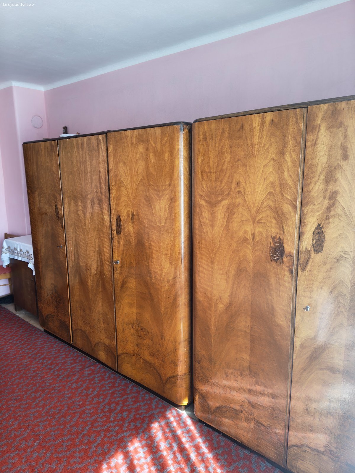Ložnice po prarodičích. Za odvoz daruji skříně, postel a stoleček se zrcadlem. Případně lze i zvlášť.