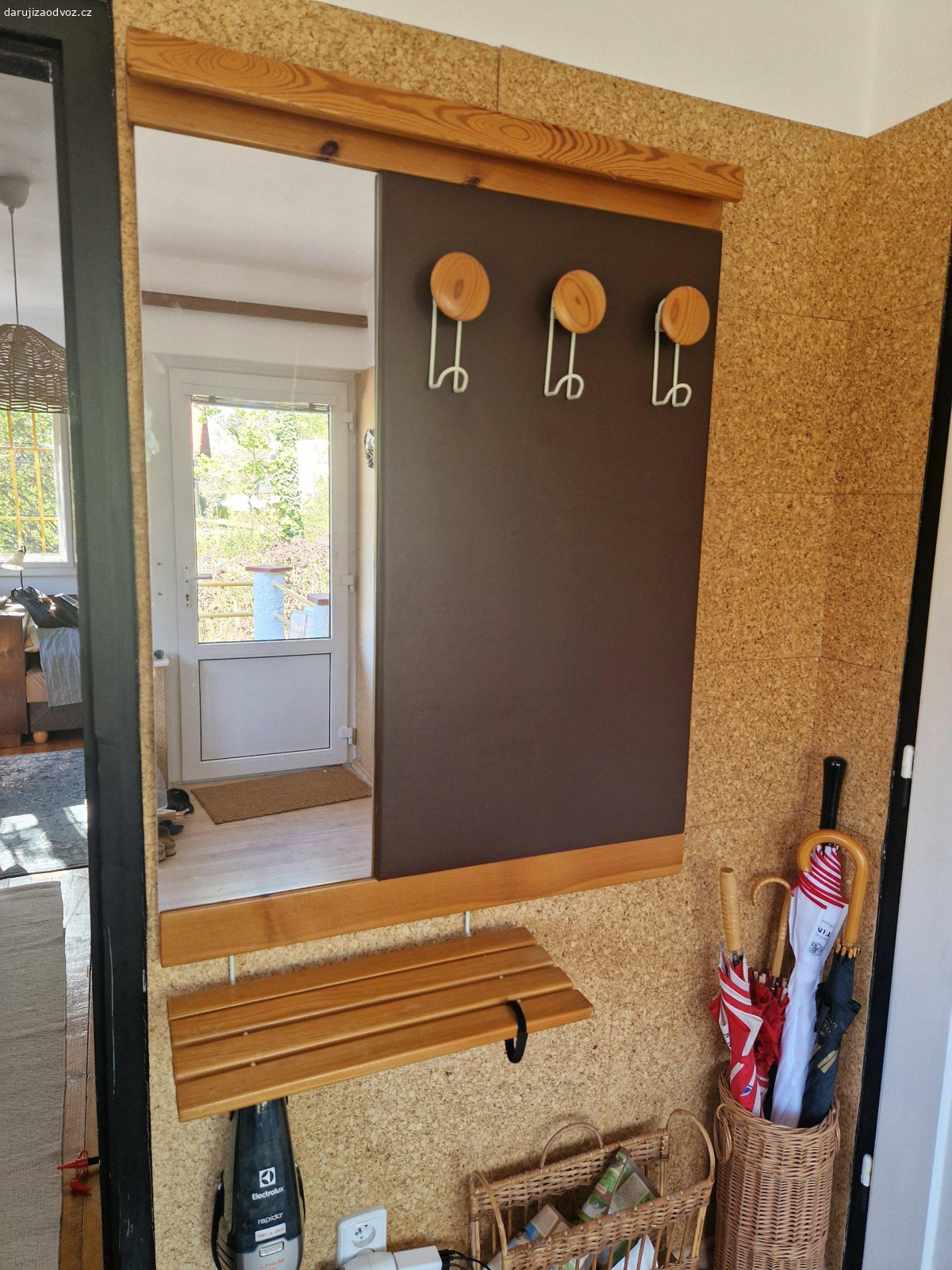 lux, vesak se zrcadlem, stolek. Za odvoz funkcni lux, vesakova stena a stolek. Lety u Dobrichovic.