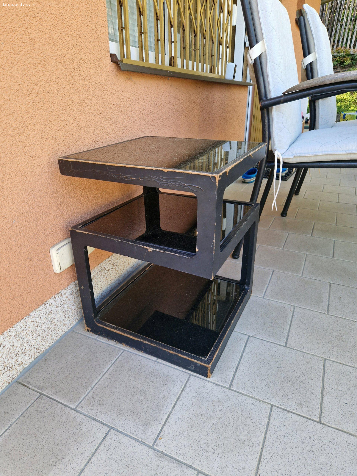 lux, vesak se zrcadlem, stolek. Za odvoz funkcni lux, vesakova stena a stolek. Lety u Dobrichovic.