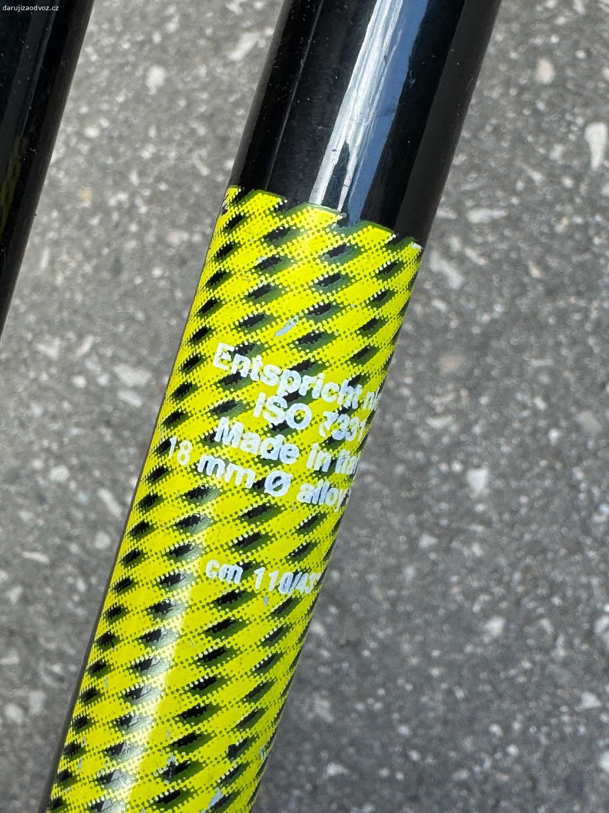 Lyžařské hole 110 cm. Daruji lyžařské hole, 110 cm, hliníkové. Gripy jsou gumové a guma už trochu degraduje ale myslím že použít se dají. K vyzvednutí Praha - Žižkov - Biskupcova, Modřany - Vorařská, Radotín, Domažlice, Žatec, případně mohu dovézt někde mezi tím. Preferuji nejdříve email nebo sms, nerad zvedám cizí čísla.