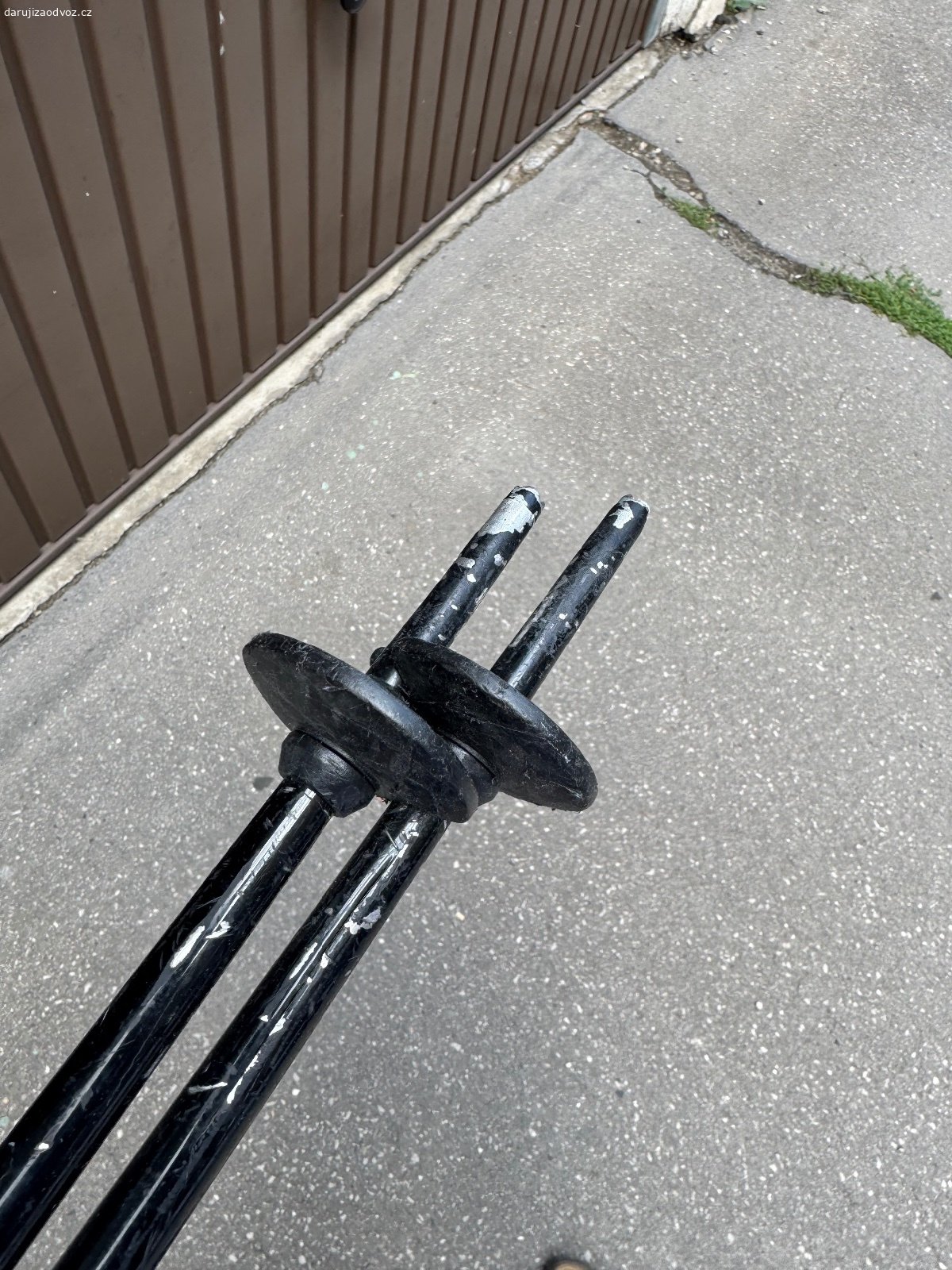 Lyžařské hole 110 cm. Daruji lyžařské hole, 110 cm, hliníkové. Gripy jsou gumové a guma už trochu degraduje ale myslím že použít se dají. K vyzvednutí Praha - Žižkov - Biskupcova, Modřany - Vorařská, Radotín, Domažlice, Žatec, případně mohu dovézt někde mezi tím. Preferuji nejdříve email nebo sms, nerad zvedám cizí čísla.