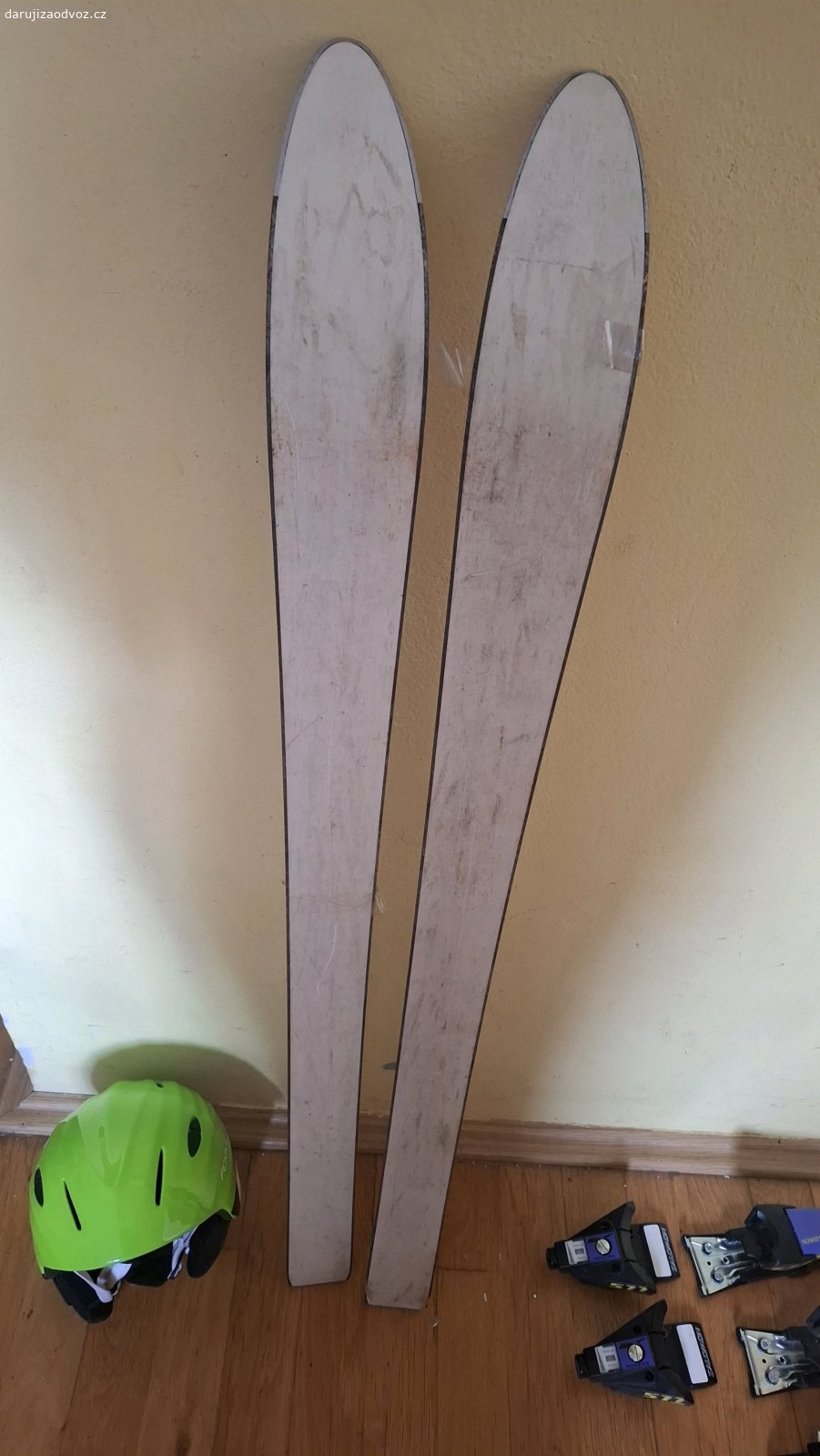 lyže+helma+vázání. mohu poslat výska lyží 108cm