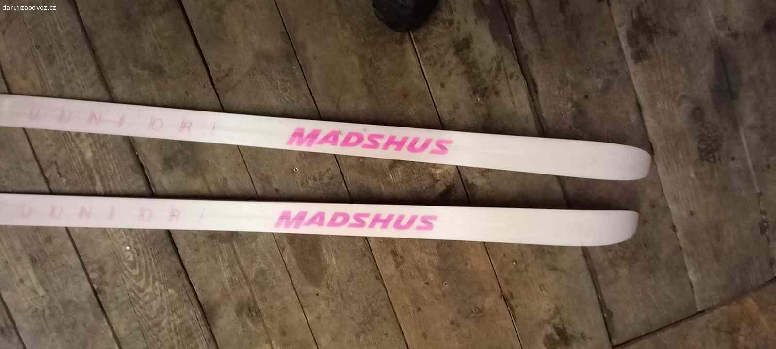 Lyže Madshus 120 cm bez vázání. Daruji za odvoz dětské běžkové lyže Madshus bez vázání. Lyže jsou nové, nikdy použité.