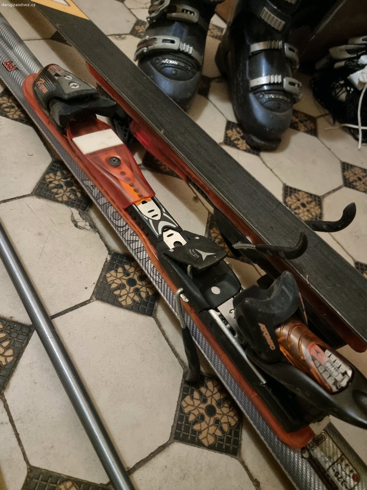 lyze+preskace. daruji lyže atomic betaride r10.30,vázání atomic r 310,hůlky atomic betaride,preskace nordica brx,daruji jako komplet