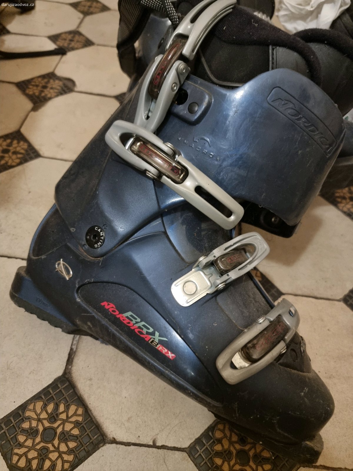 lyze+preskace. daruji lyže atomic betaride r10.30,vázání atomic r 310,hůlky atomic betaride,preskace nordica brx,daruji jako komplet