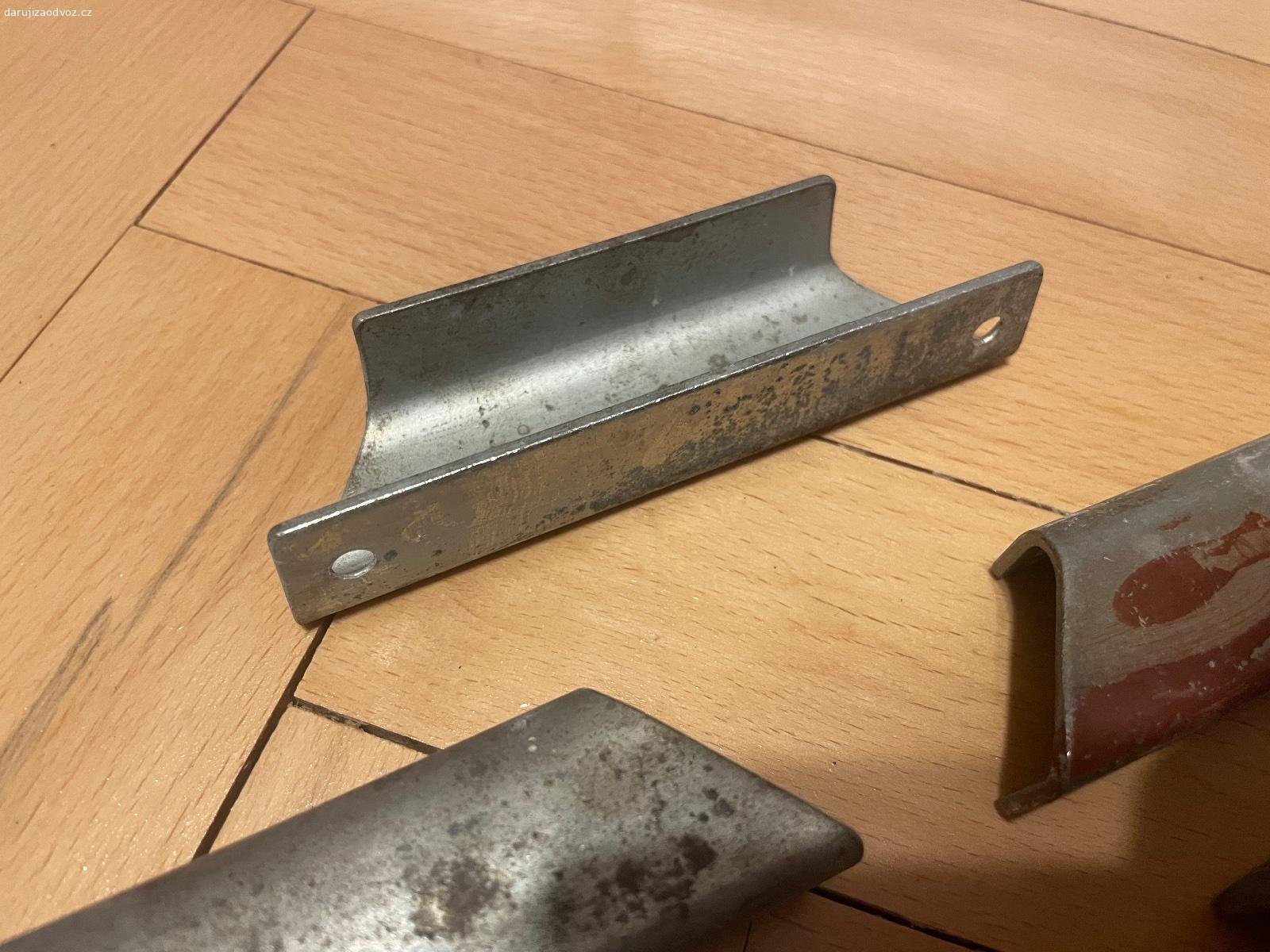 Madla např. na skříň nebo komodu - 11 ks. Daruji madla např. na skříň nebo komodu - 11 kusů. Rozteč děr 9 cm. Cena za všechny! K vyzvednutí po předchozí domluvě na Praze 4. Lze zaslat i Zásilkovnou při platbě předem. Daruji další věci za ODVOZ viz. inzeráty!